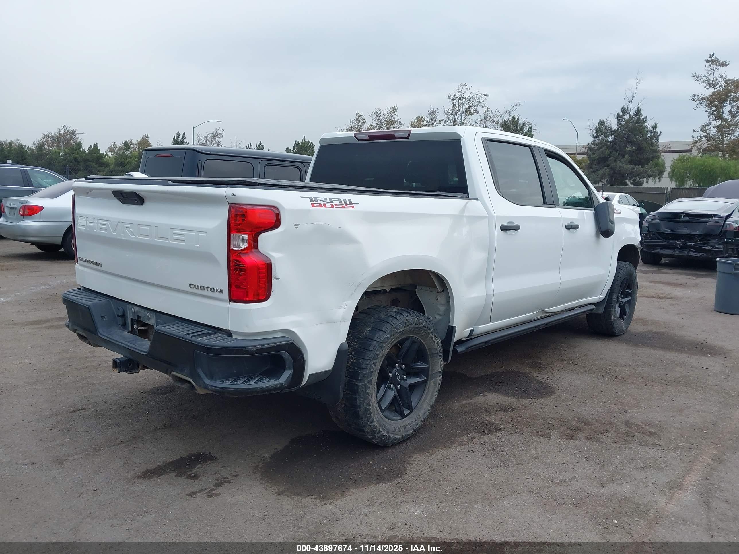 CHEVROLET SILVERADO image 4