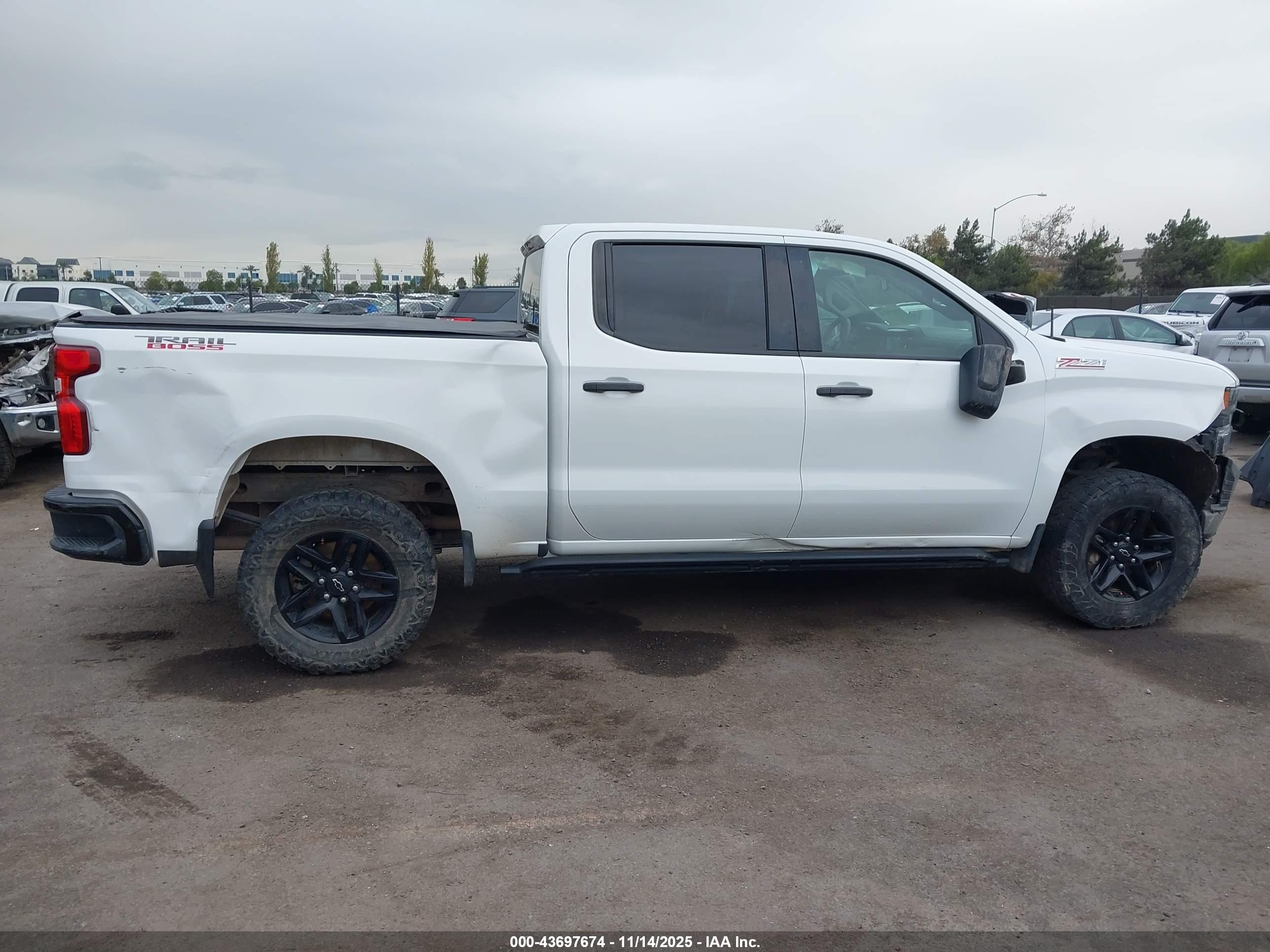 CHEVROLET SILVERADO image 6
