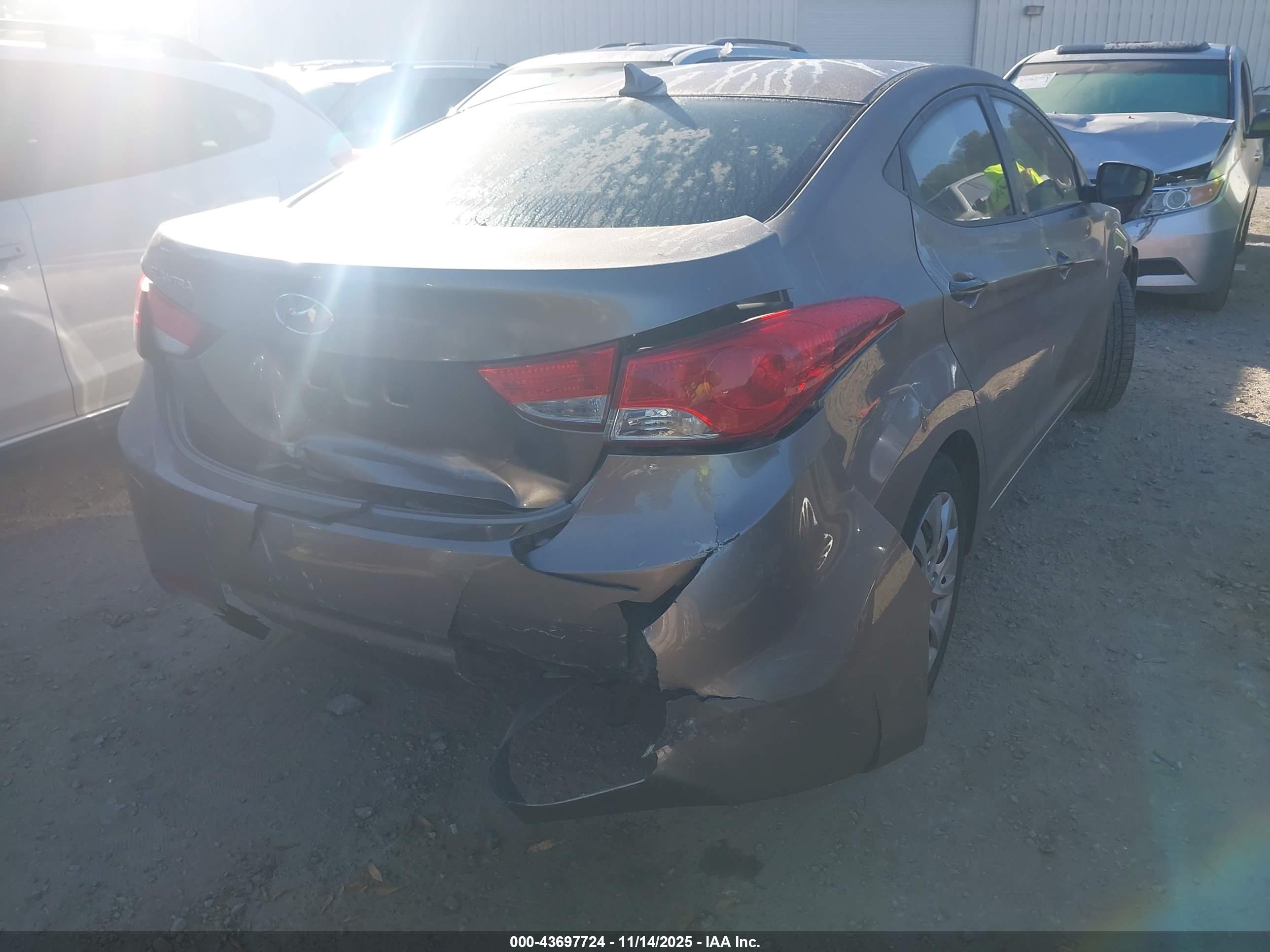 HYUNDAI ELANTRA image 4