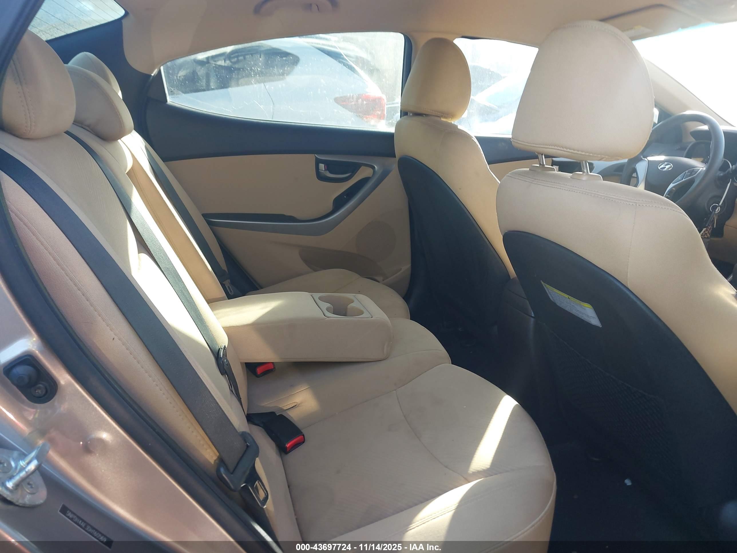 HYUNDAI ELANTRA image 8