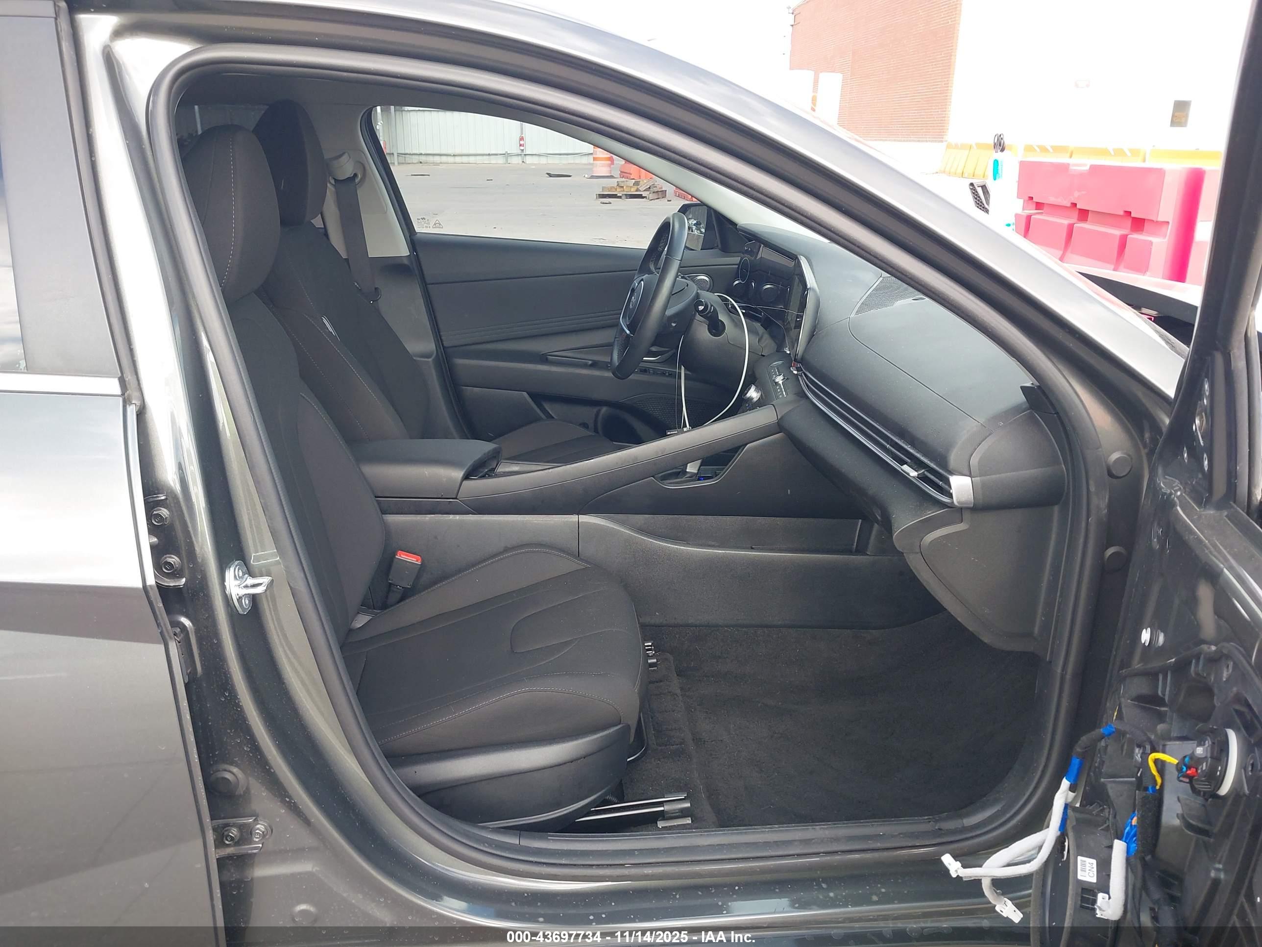 HYUNDAI ELANTRA image 5