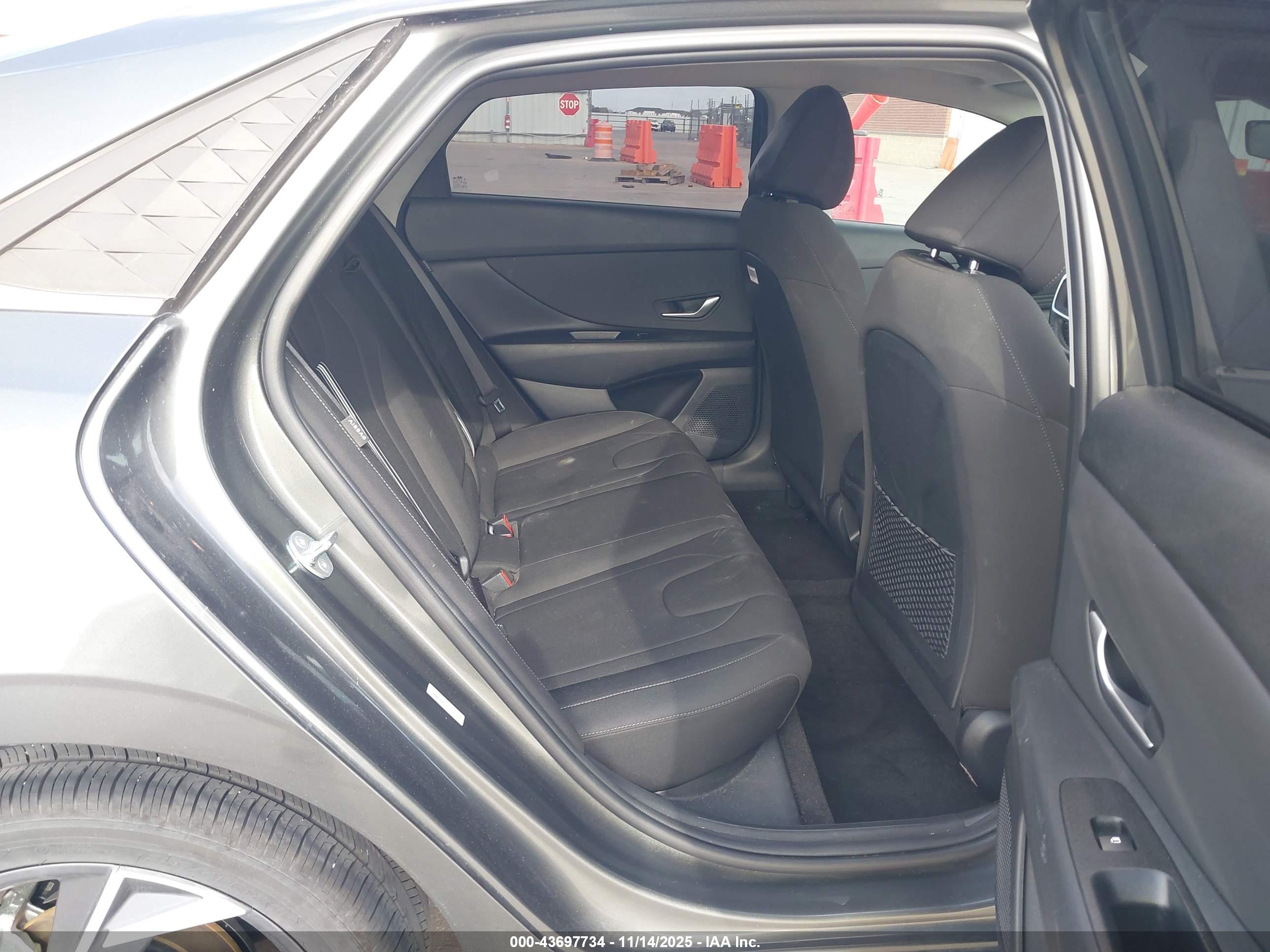 HYUNDAI ELANTRA image 8