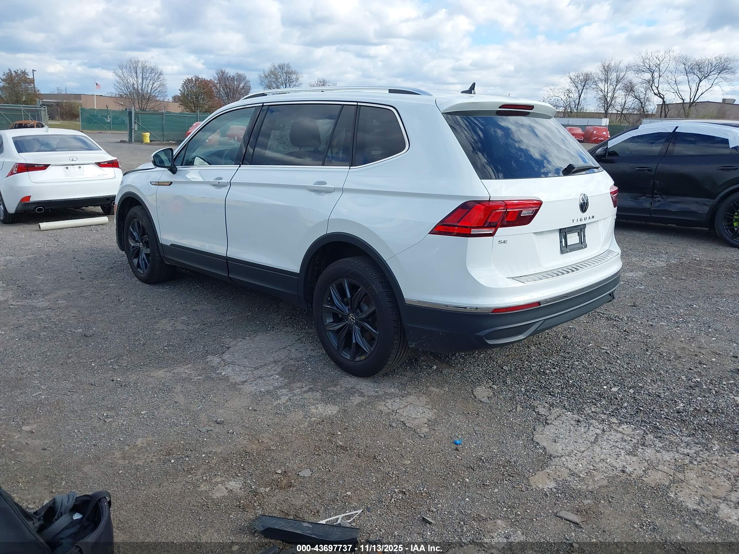 VOLKSWAGEN TIGUAN image 3
