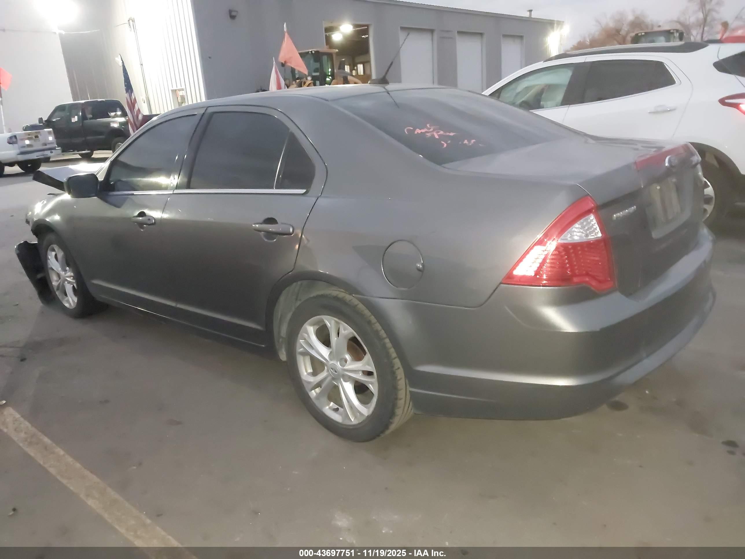 FORD FUSION image 3