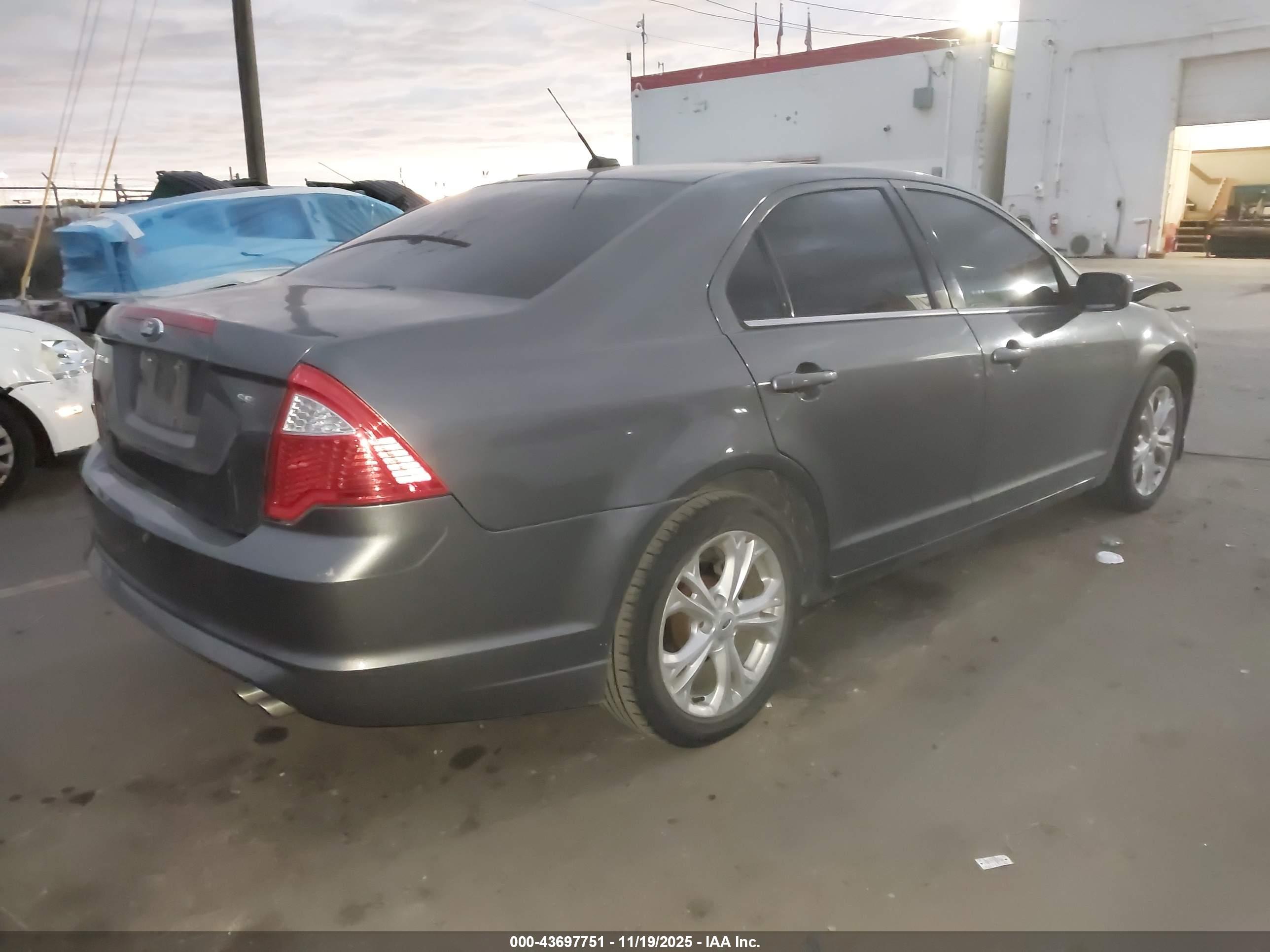 FORD FUSION image 4
