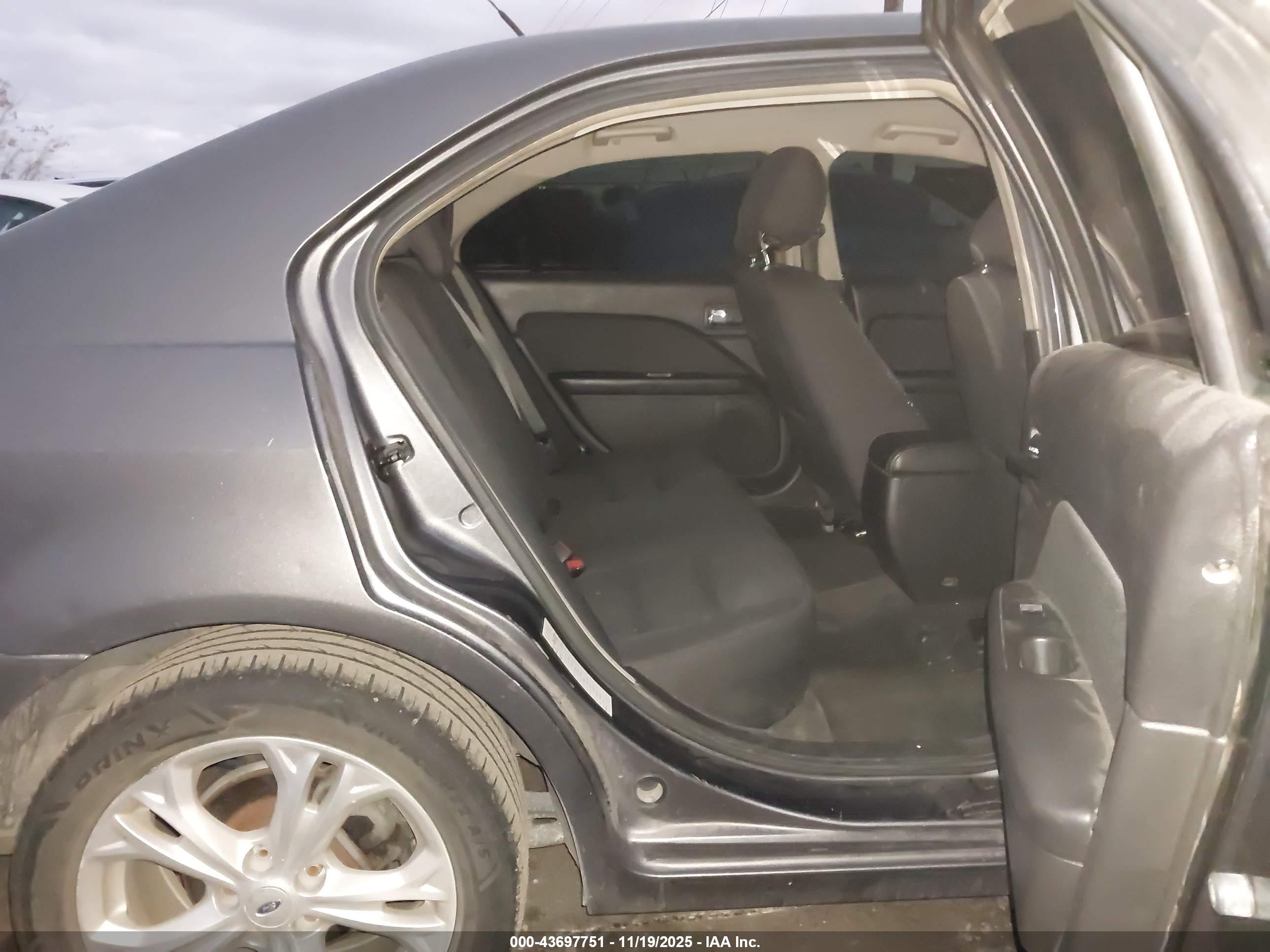 FORD FUSION image 8