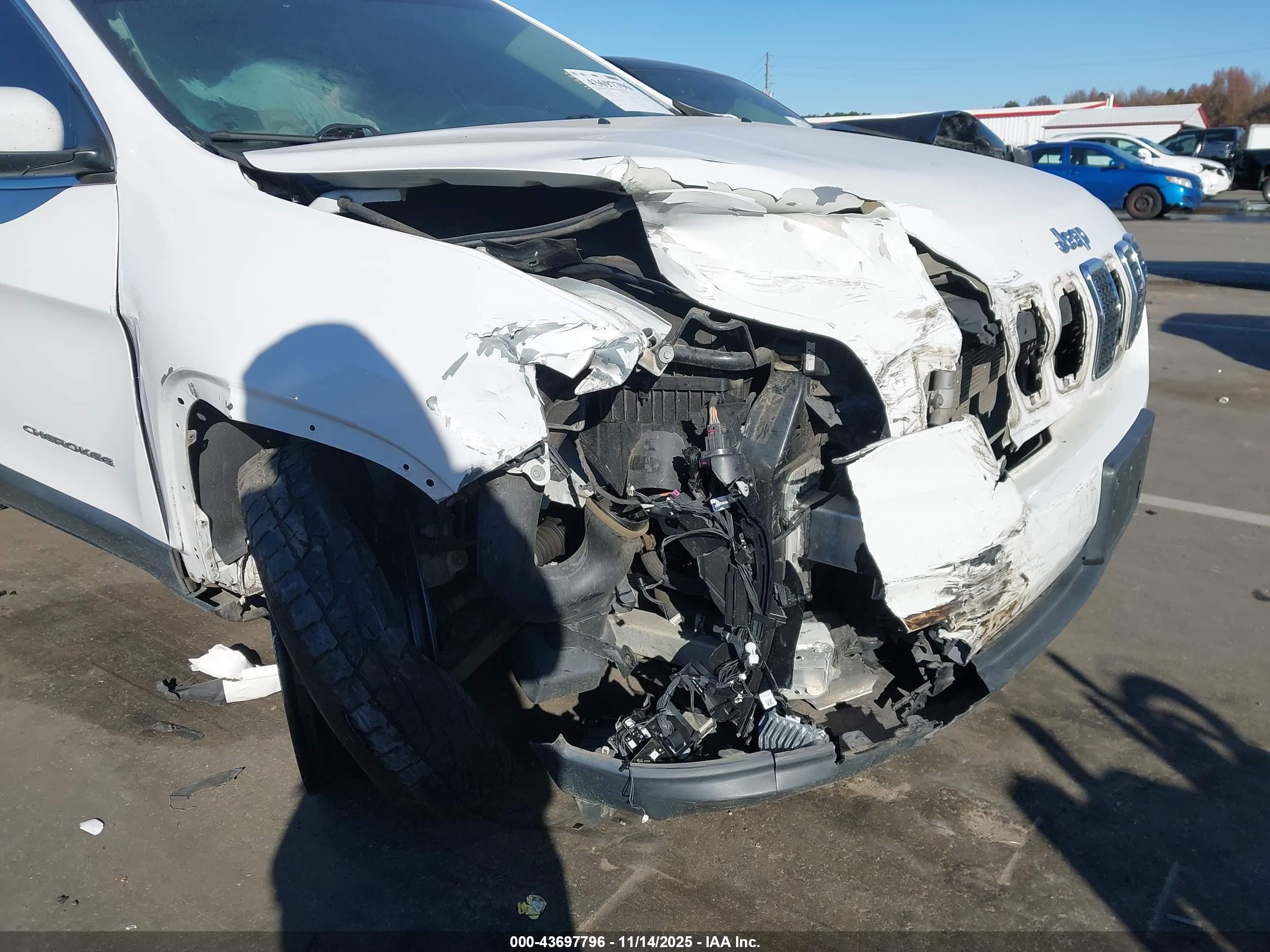 JEEP CHEROKEE image 6