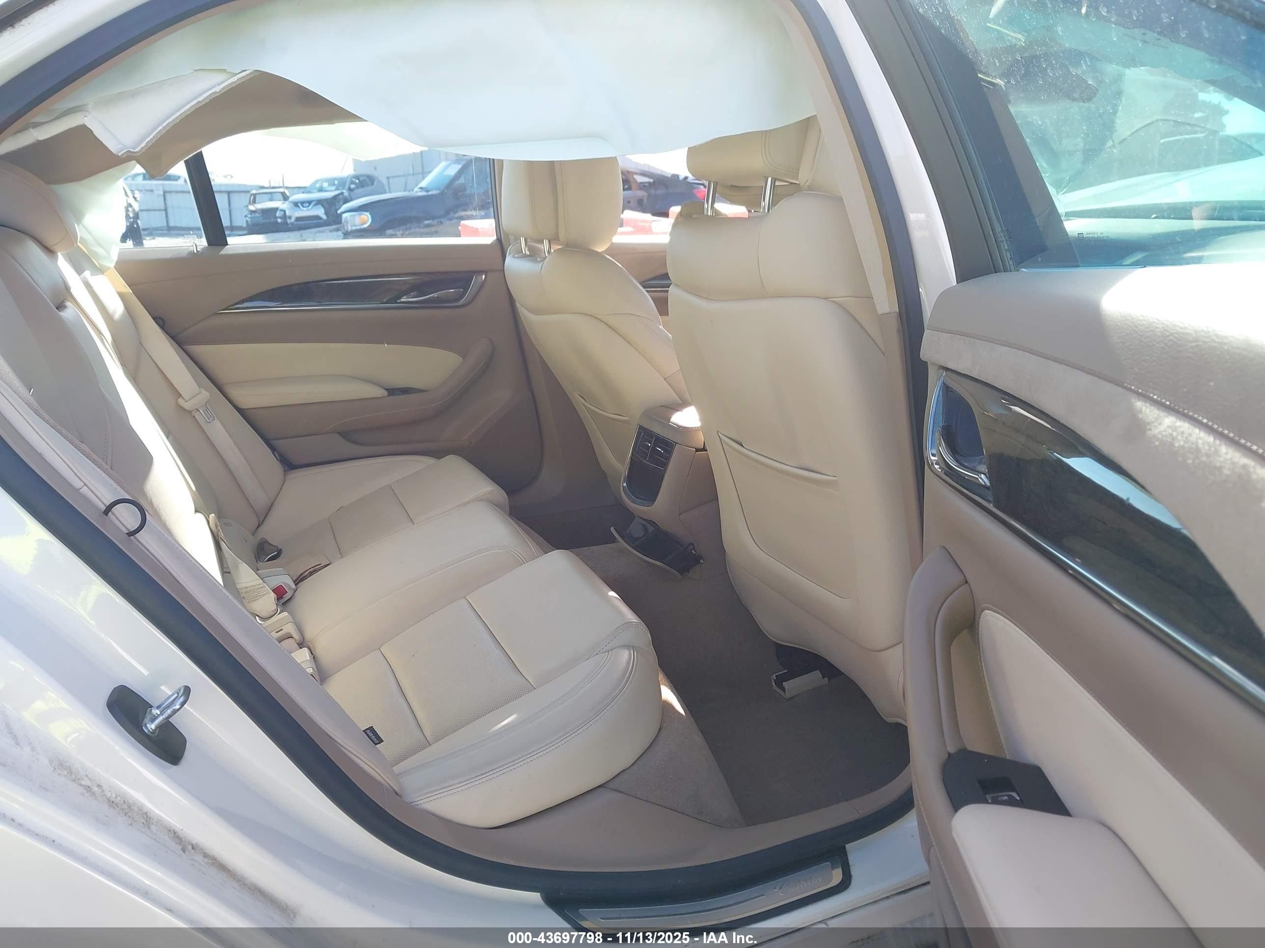 CADILLAC CTS image 8