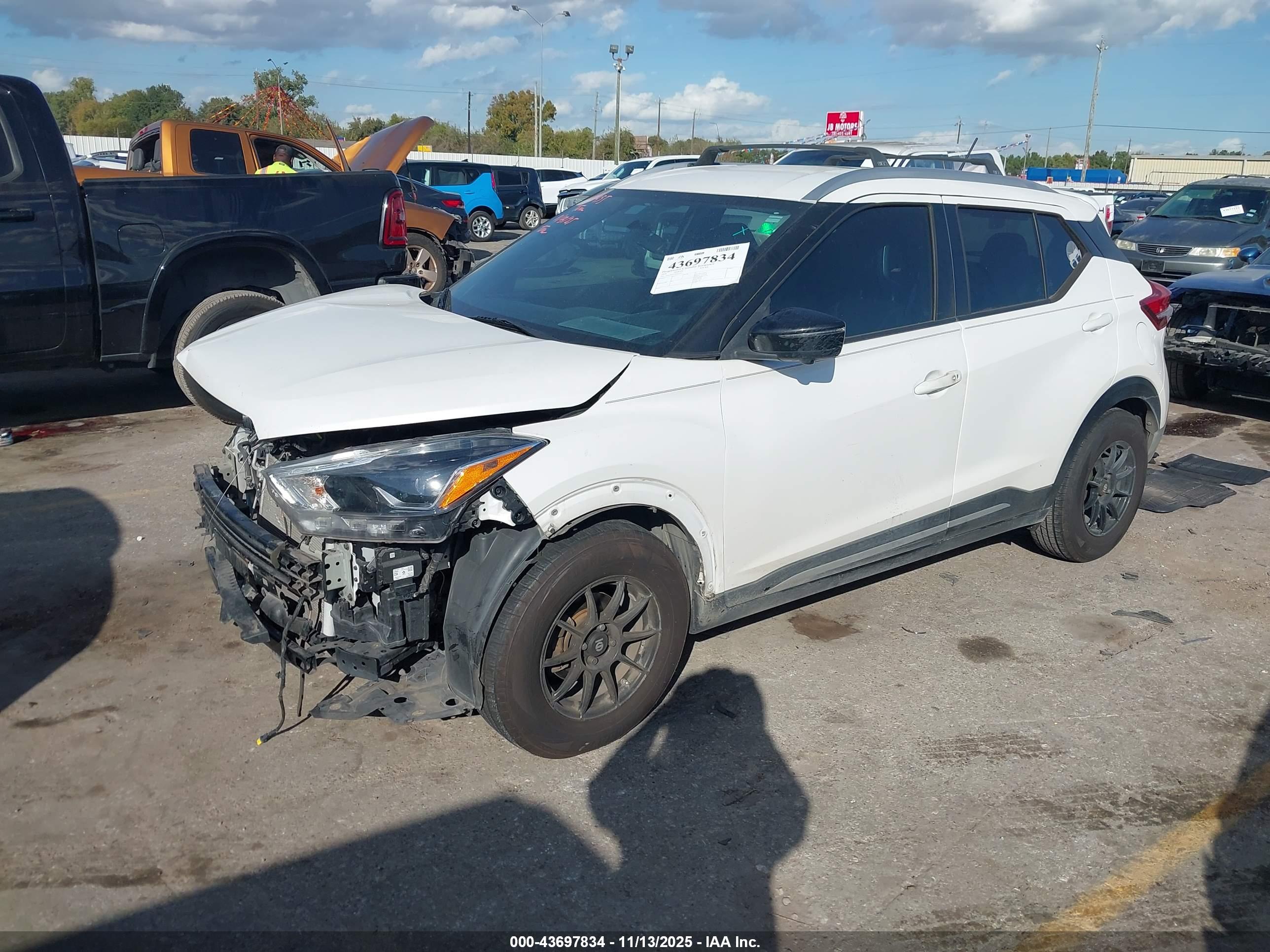 NISSAN KICKS image 2