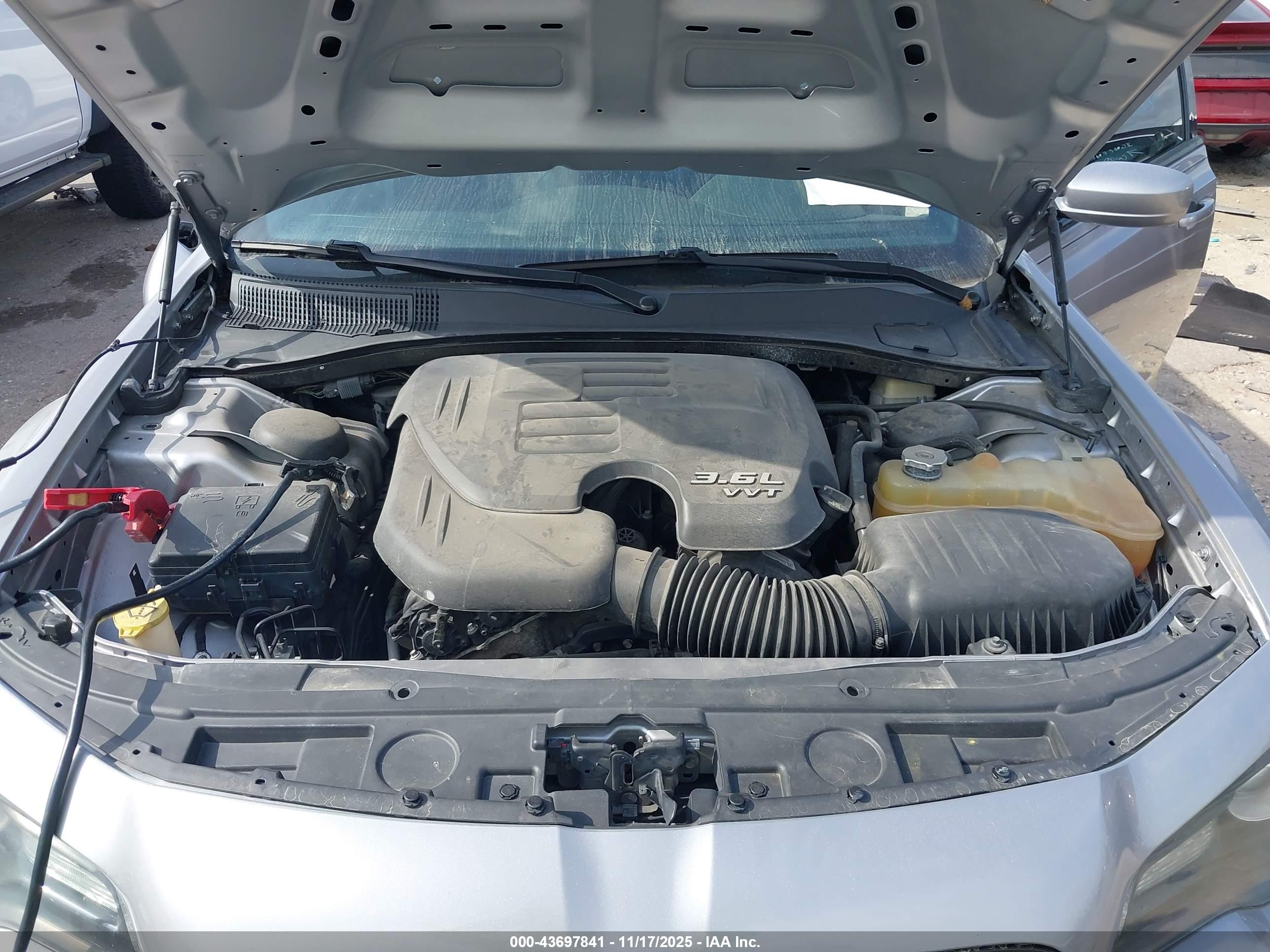 CHRYSLER 300 image 10