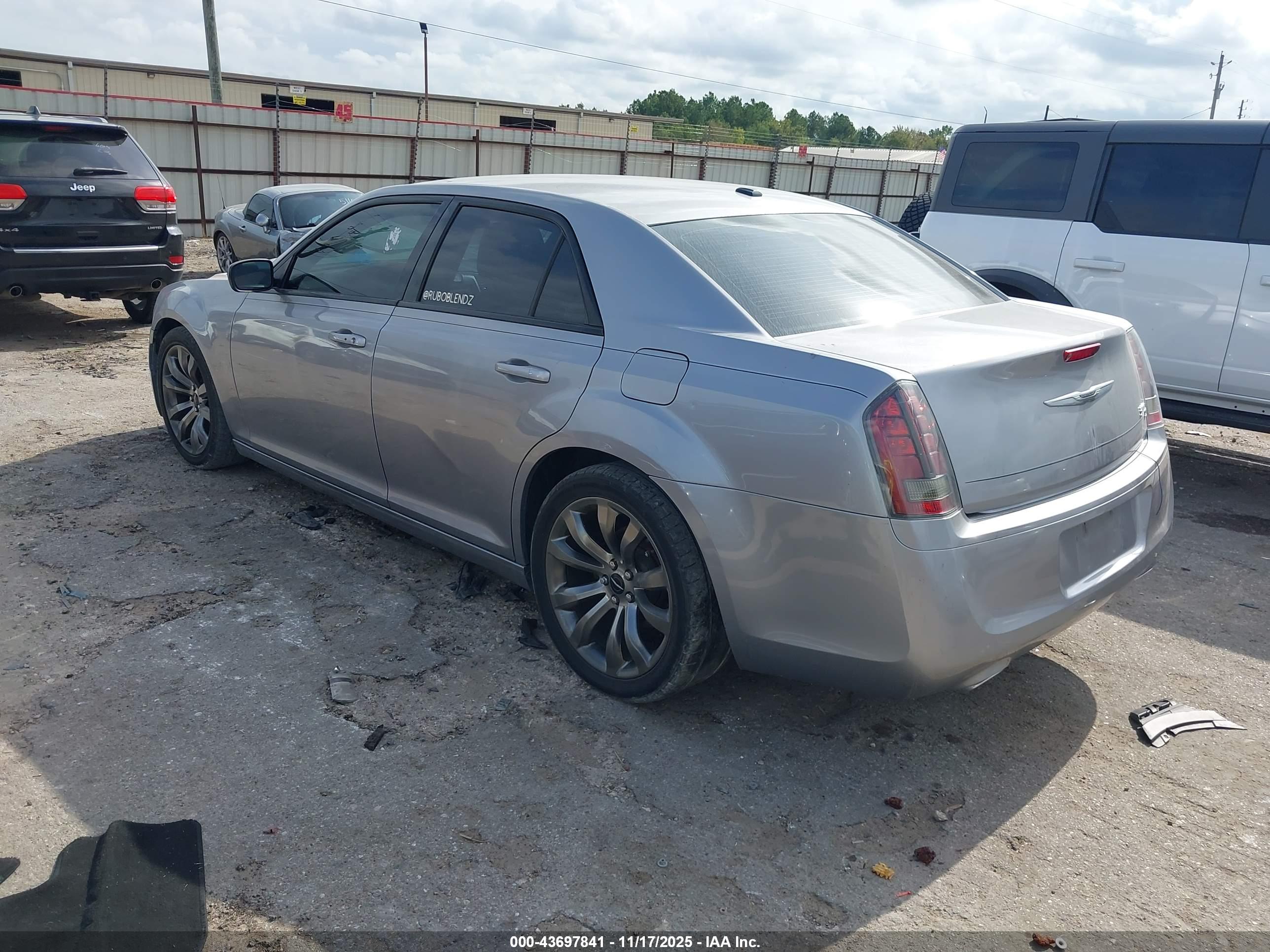 CHRYSLER 300 image 3