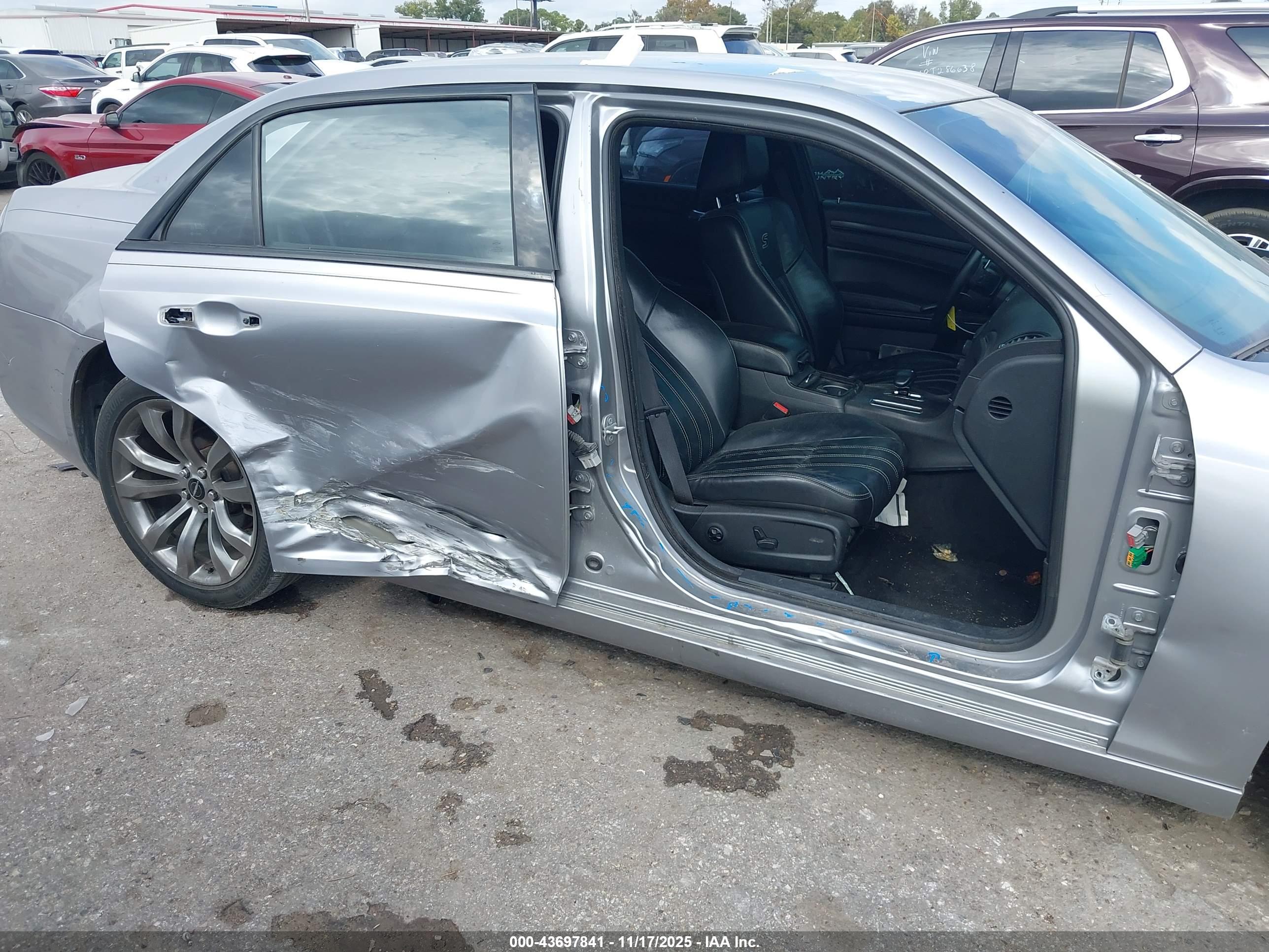 CHRYSLER 300 image 6