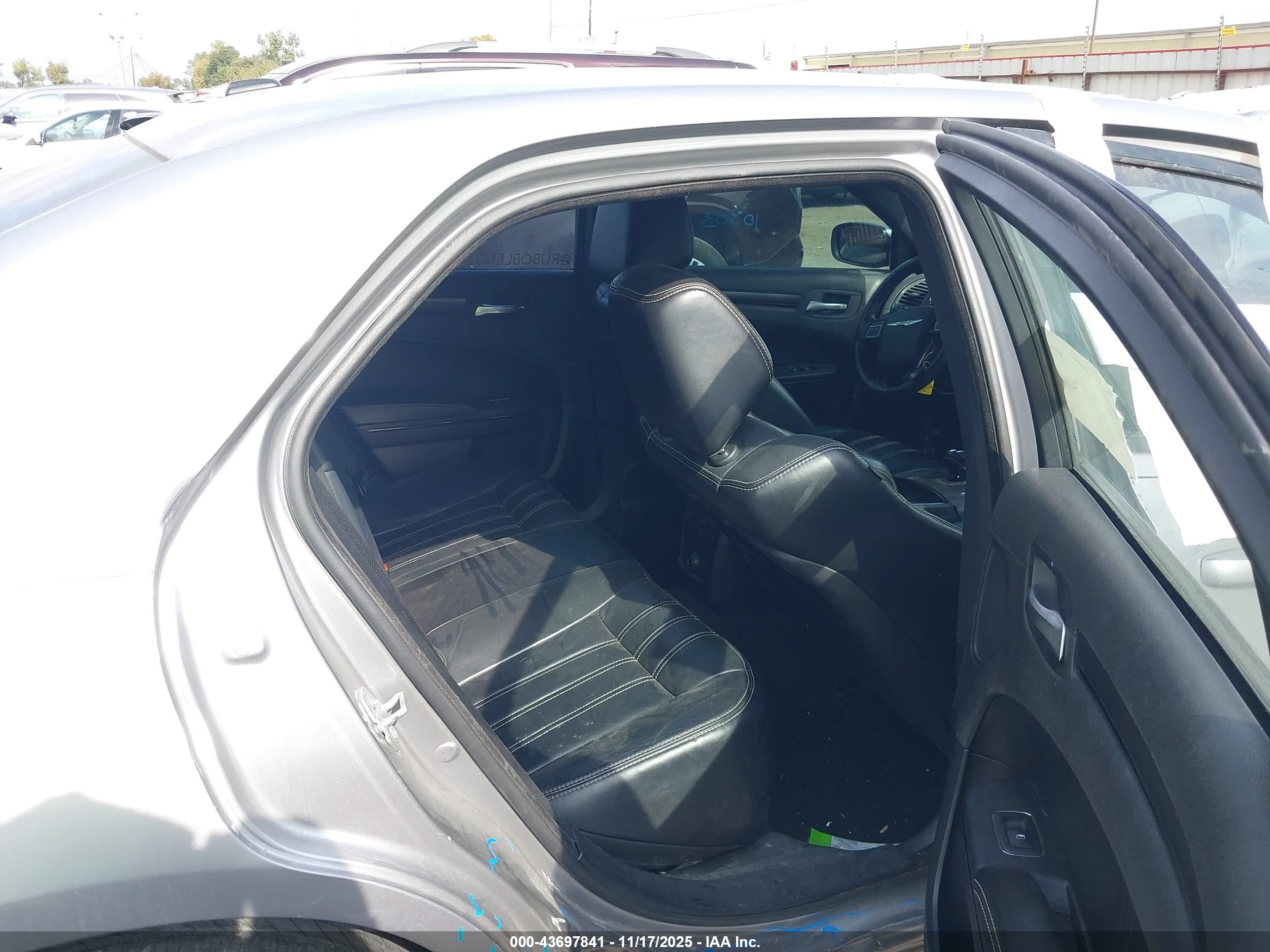 CHRYSLER 300 image 8