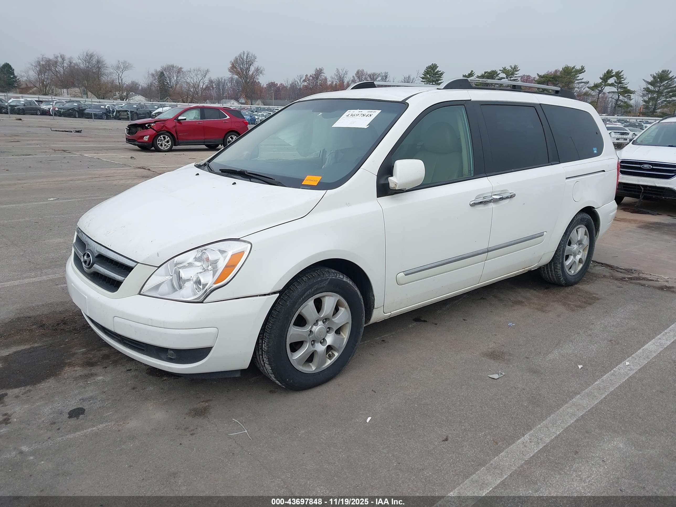 HYUNDAI ENTOURAGE image 2