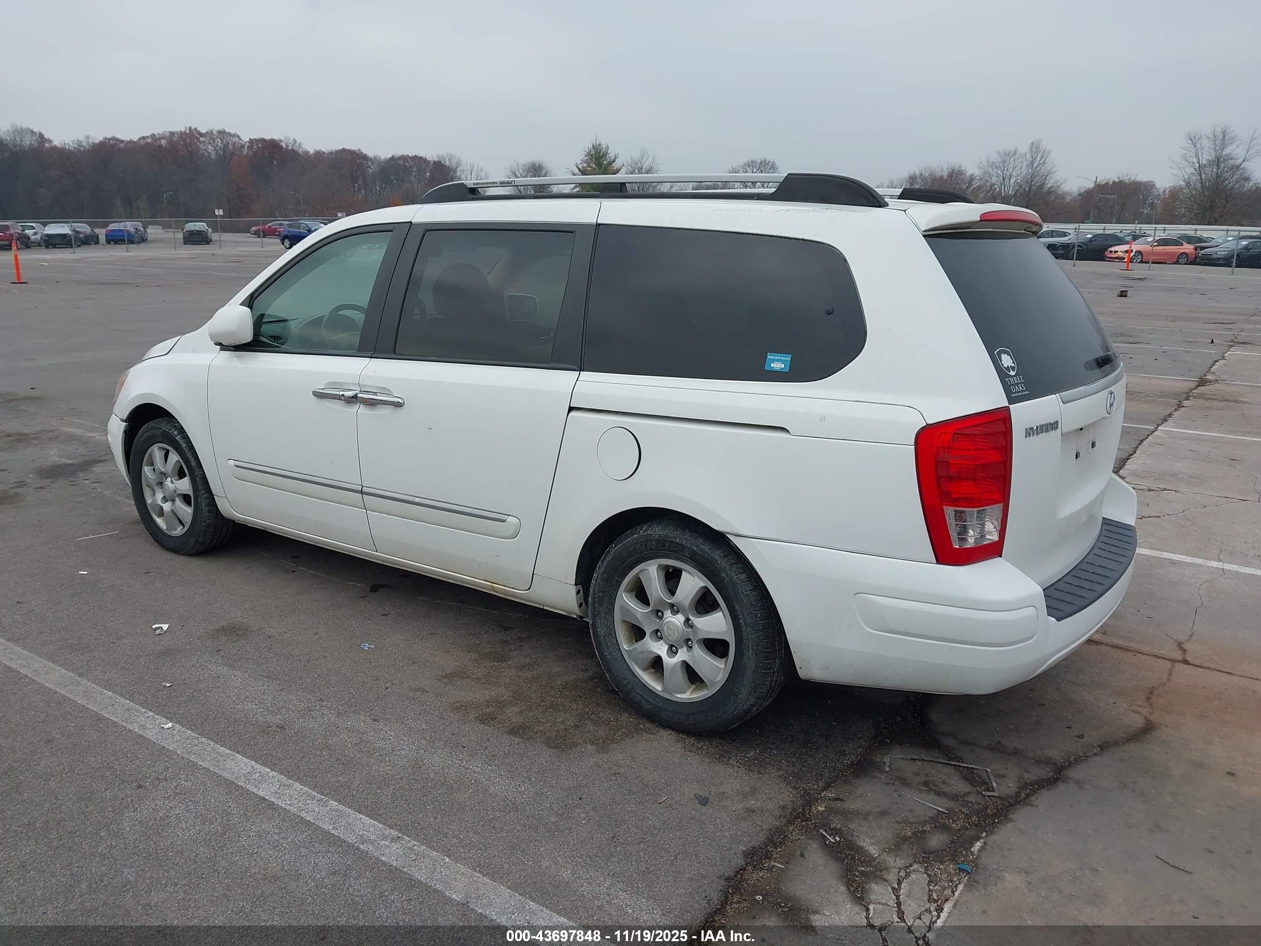 HYUNDAI ENTOURAGE image 3