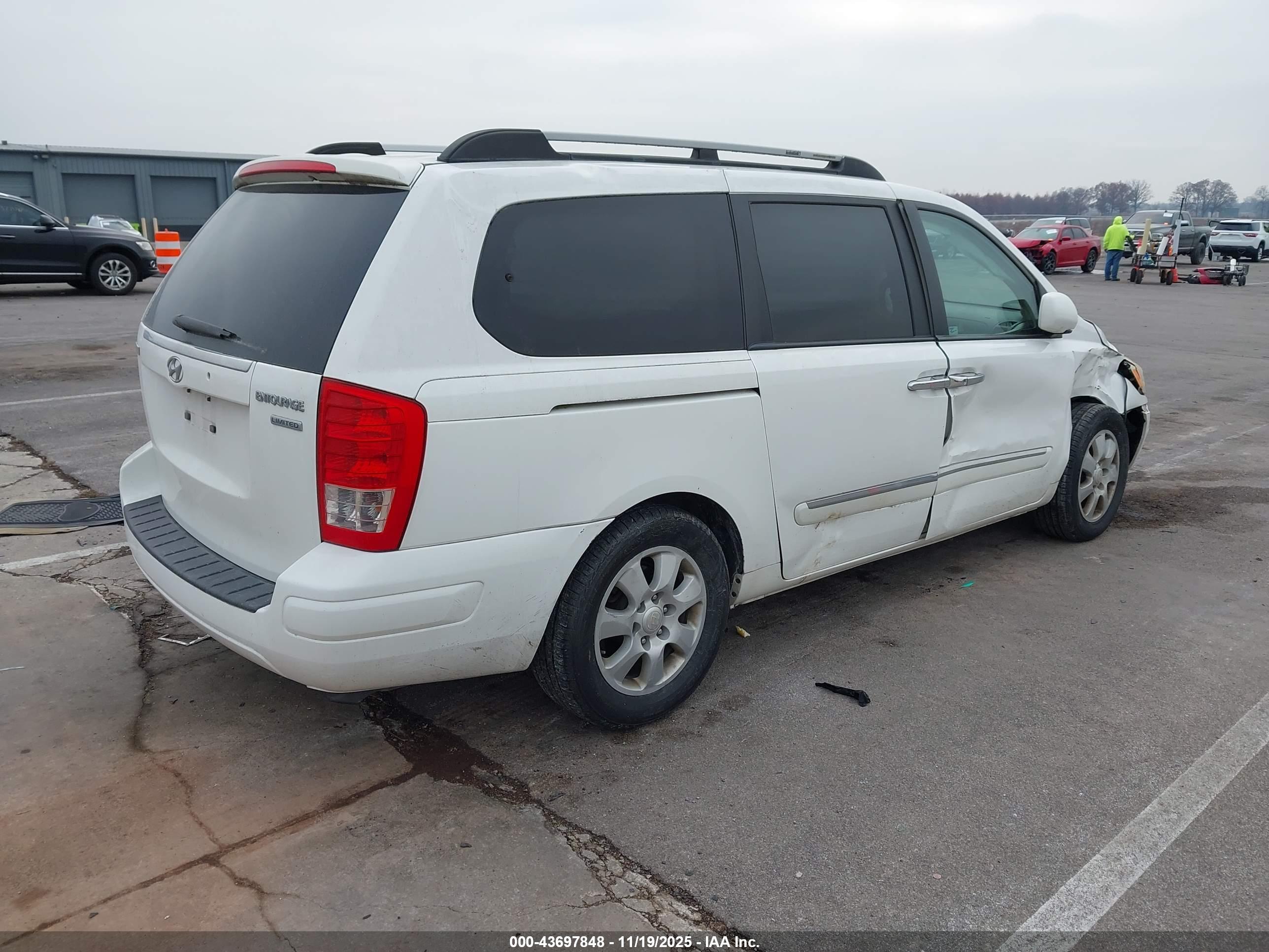 HYUNDAI ENTOURAGE image 4