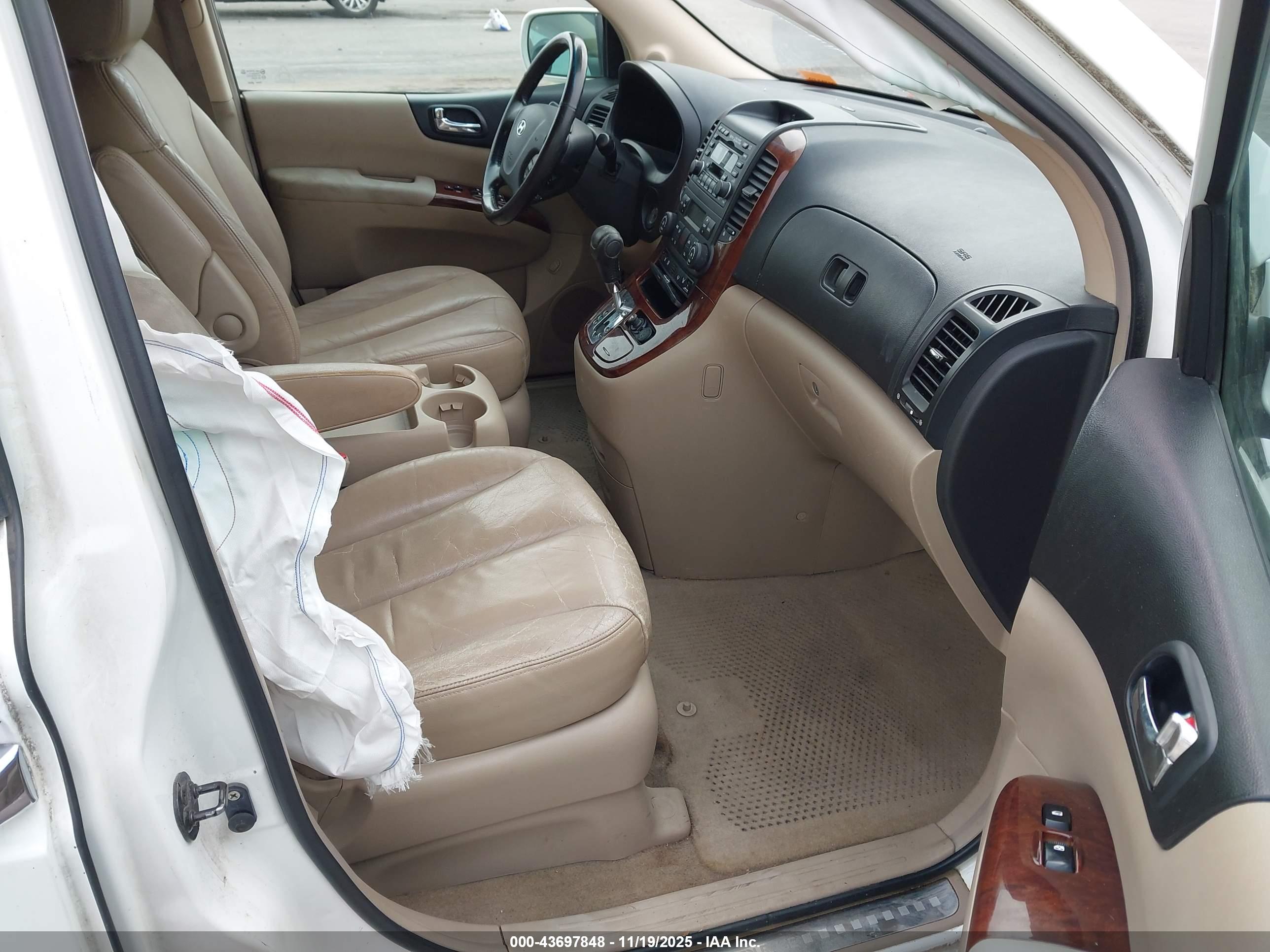 HYUNDAI ENTOURAGE image 5