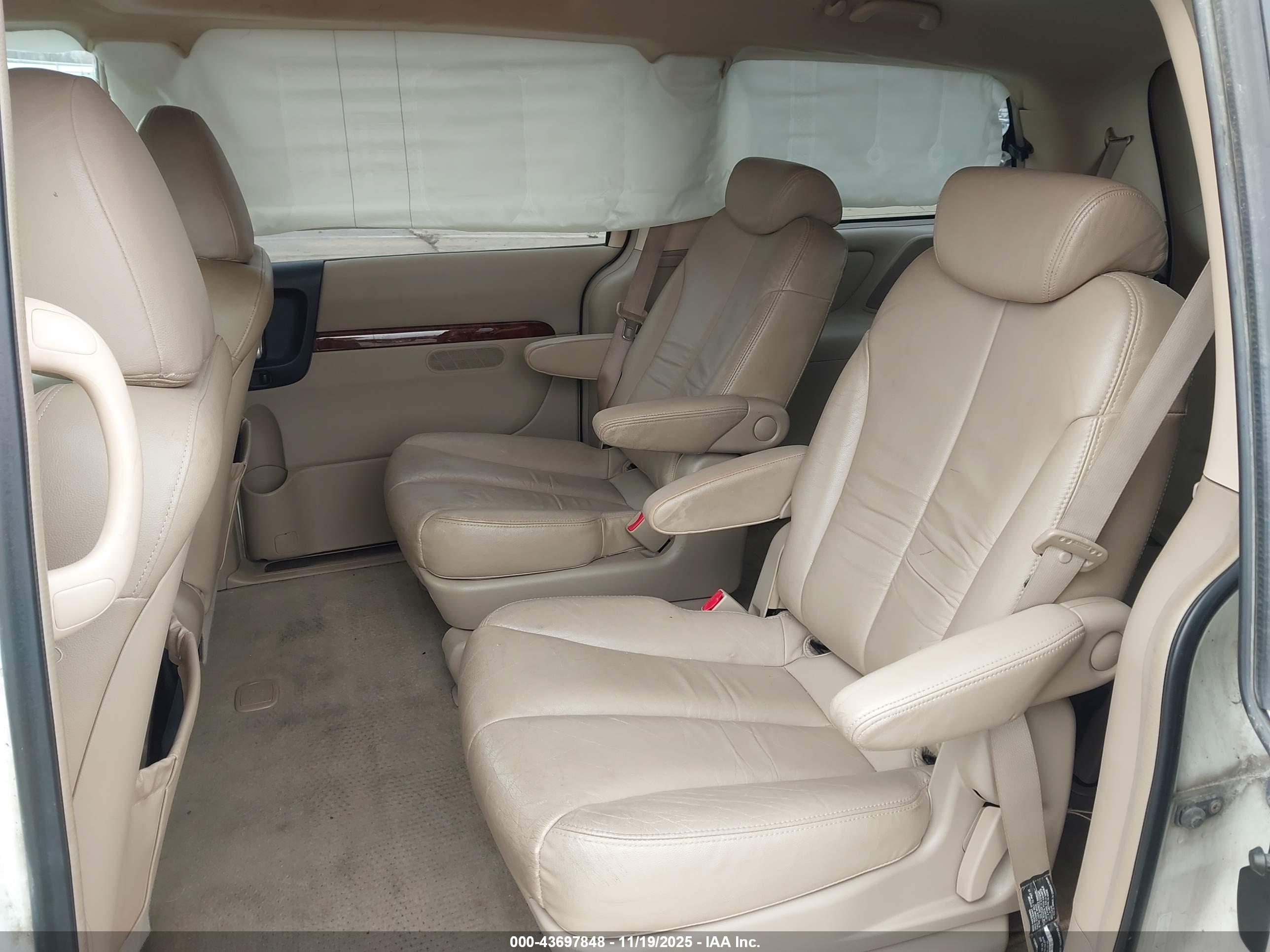 HYUNDAI ENTOURAGE image 8