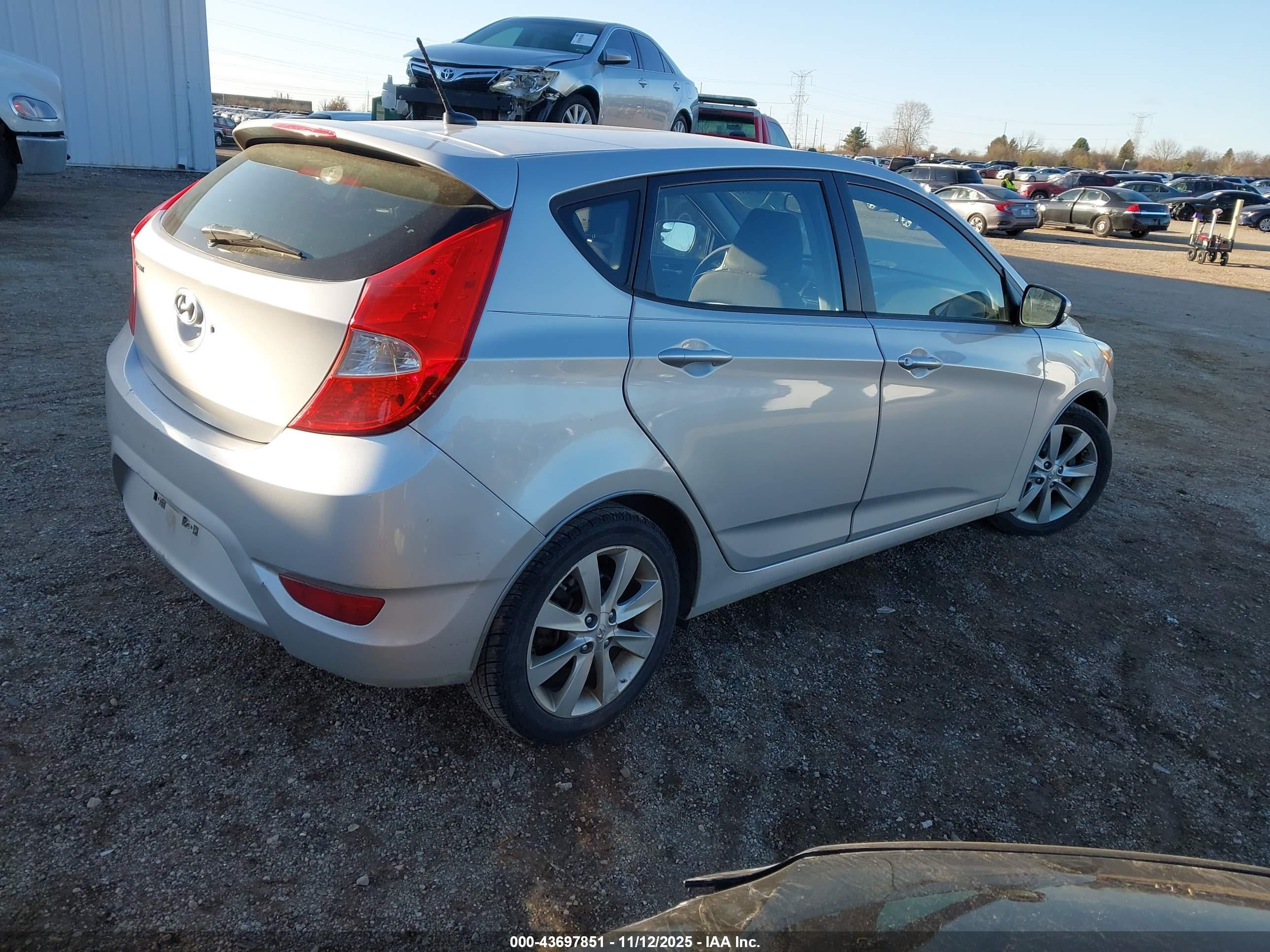 HYUNDAI ACCENT image 4