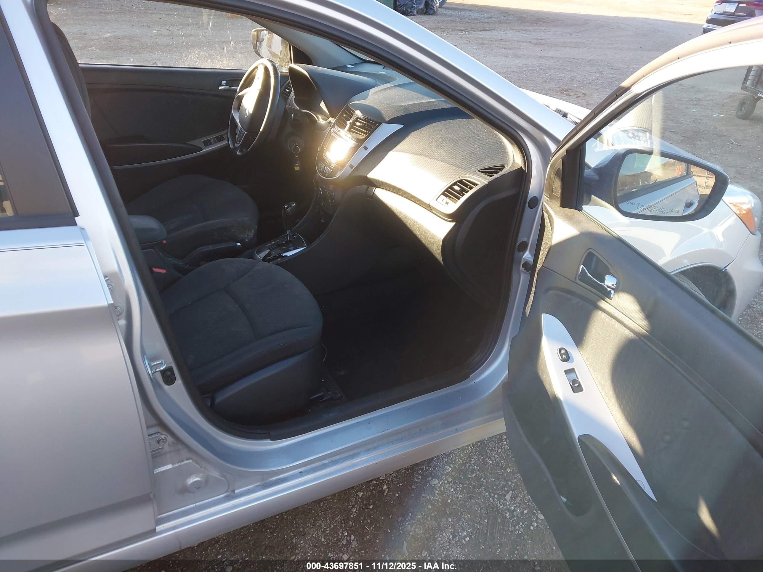 HYUNDAI ACCENT image 5
