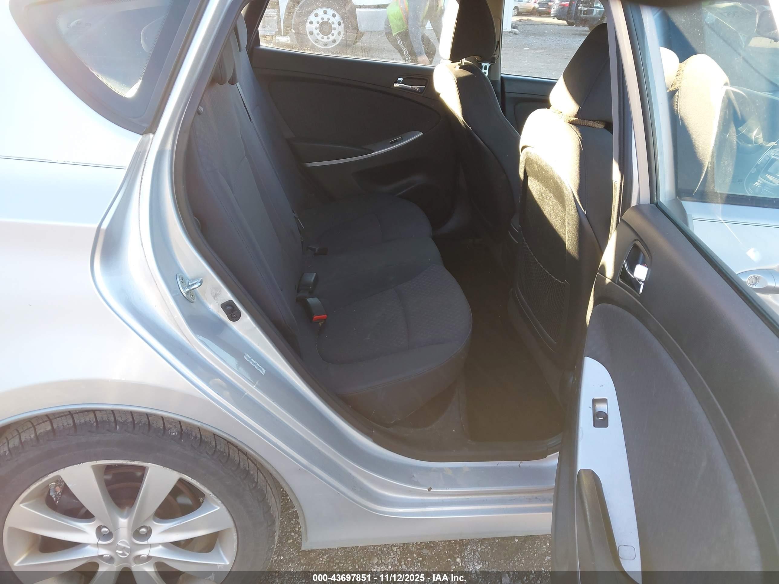 HYUNDAI ACCENT image 8