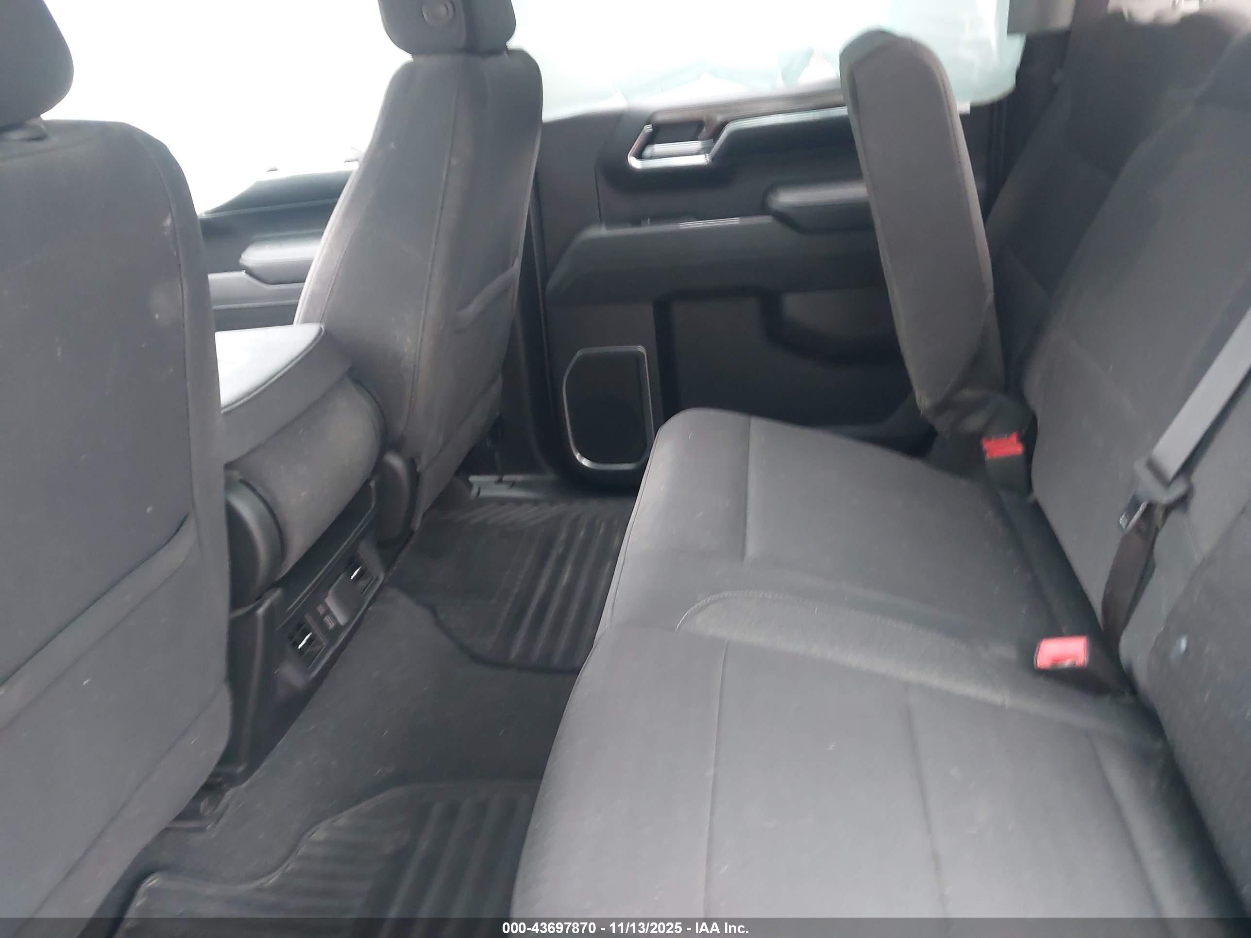 CHEVROLET SILVERADO image 8