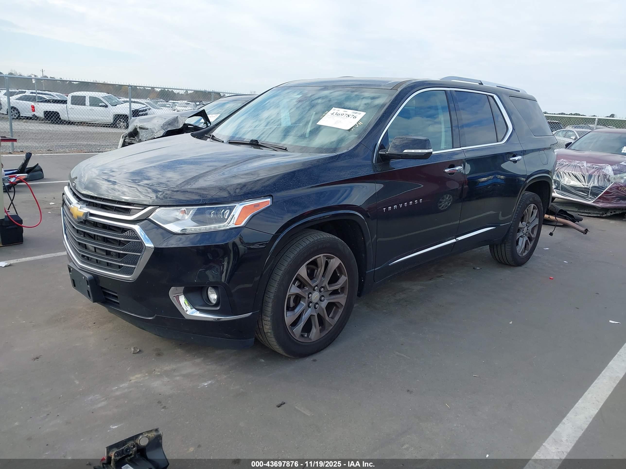 CHEVROLET TRAVERSE image 2