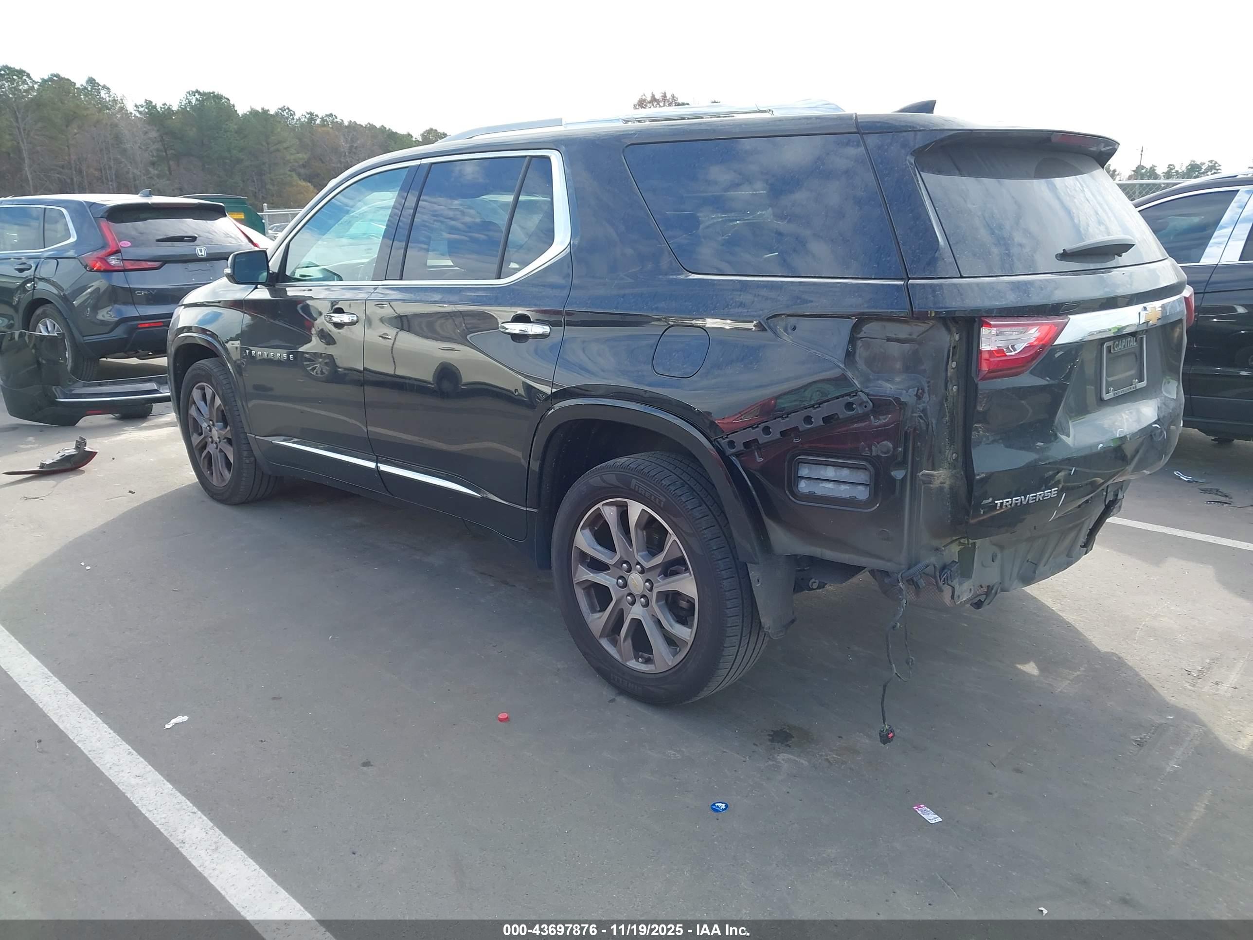 CHEVROLET TRAVERSE image 3
