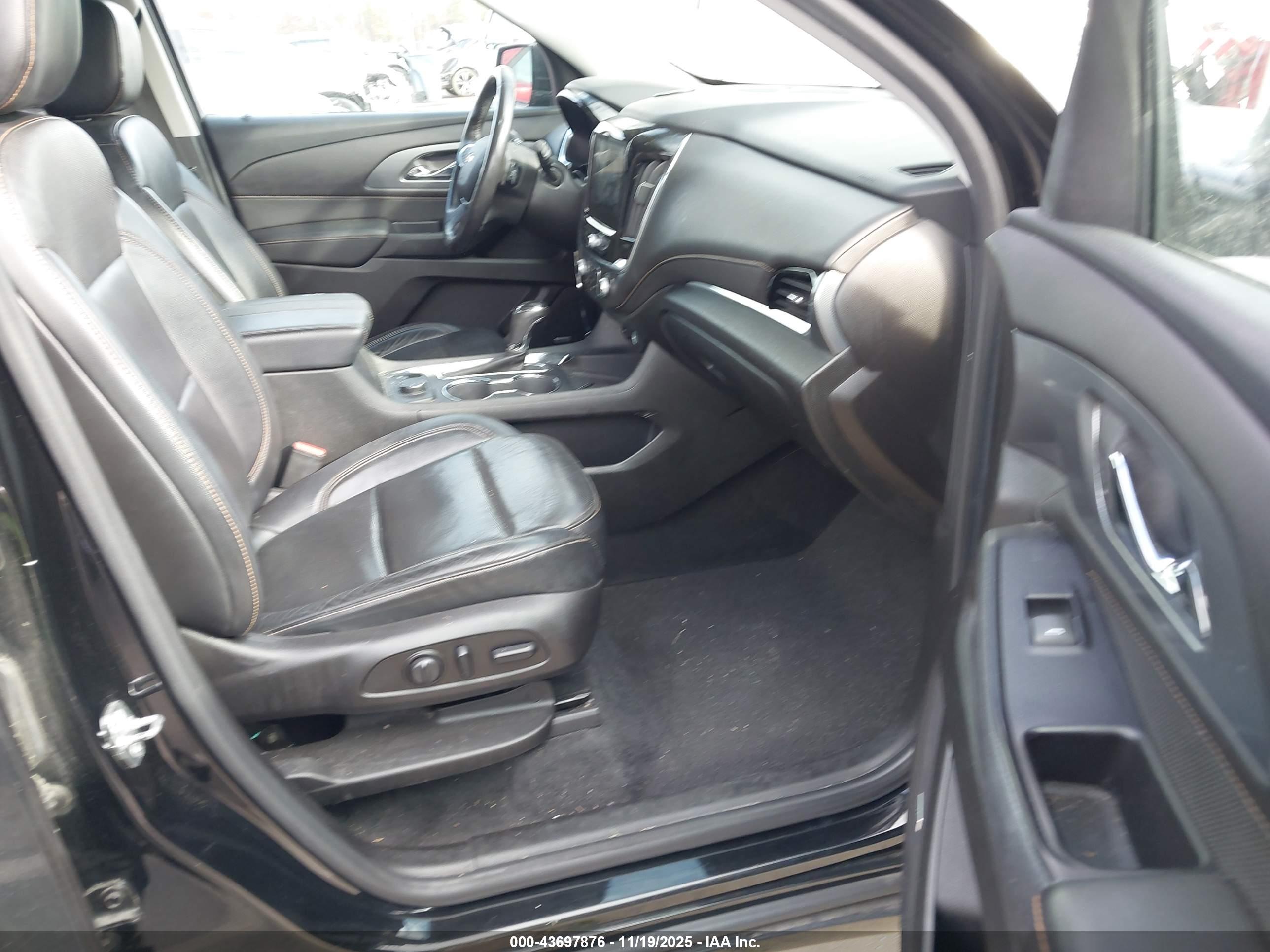 CHEVROLET TRAVERSE image 5