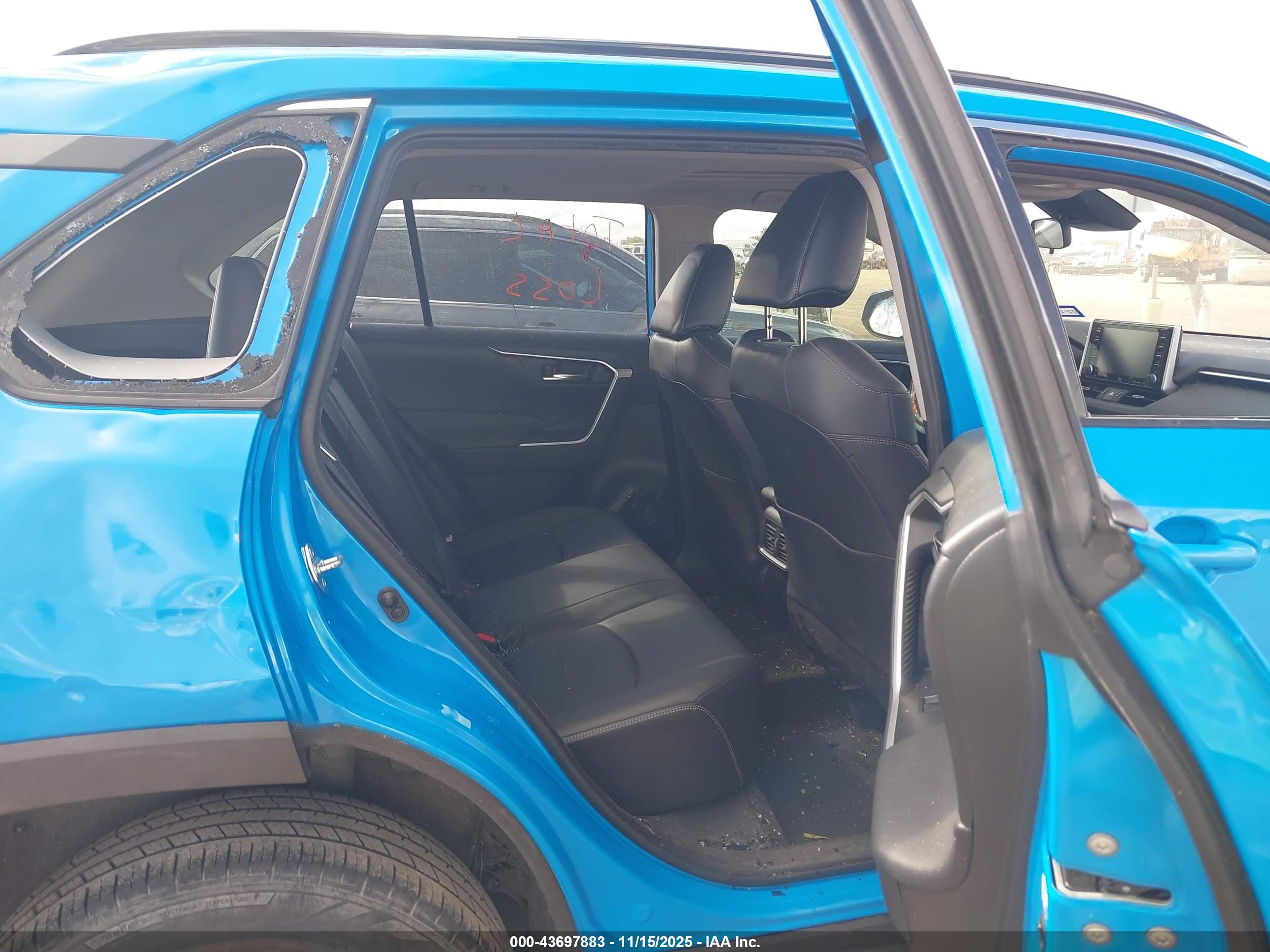 TOYOTA RAV4 image 8
