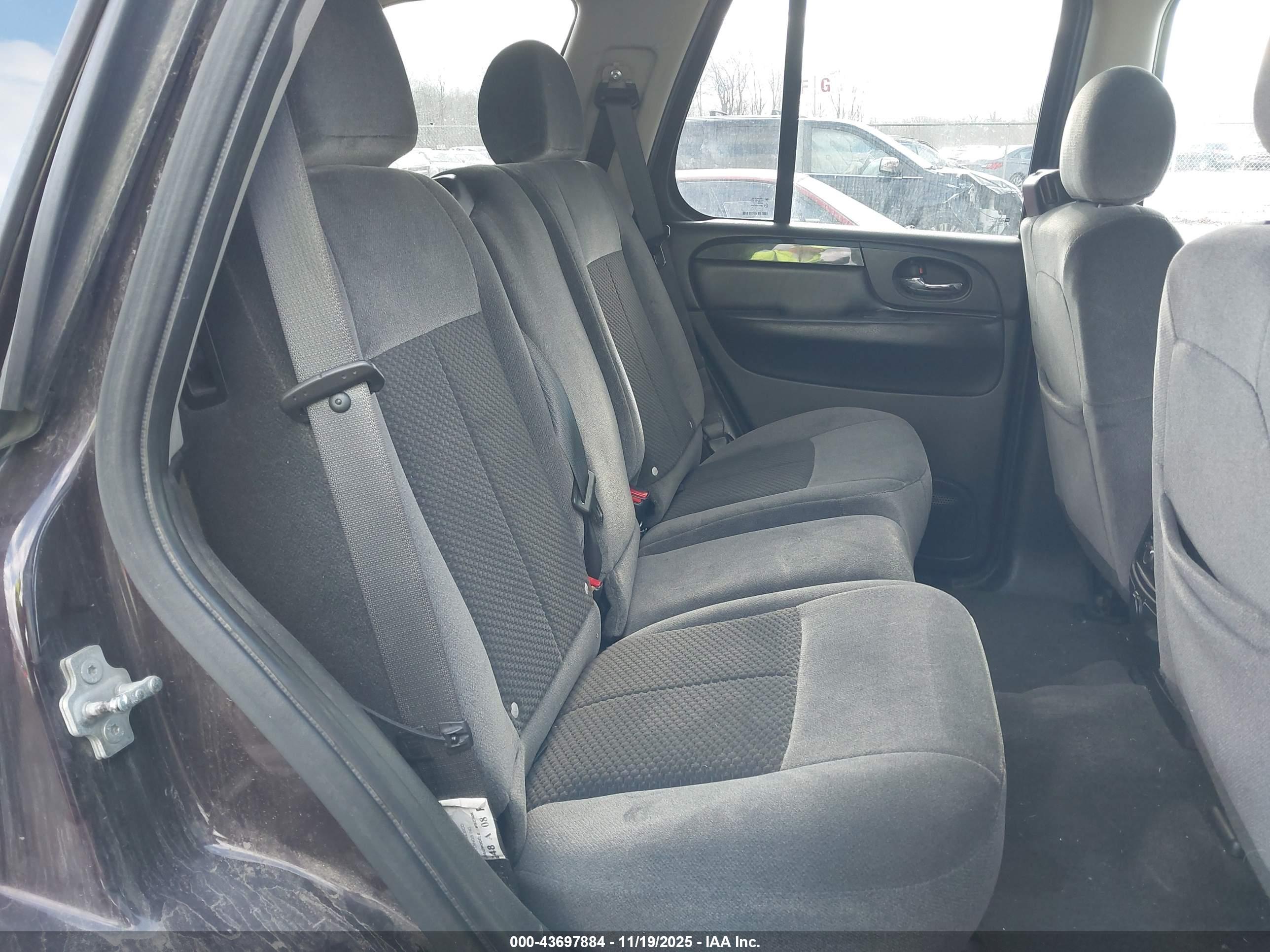 GMC ENVOY image 8