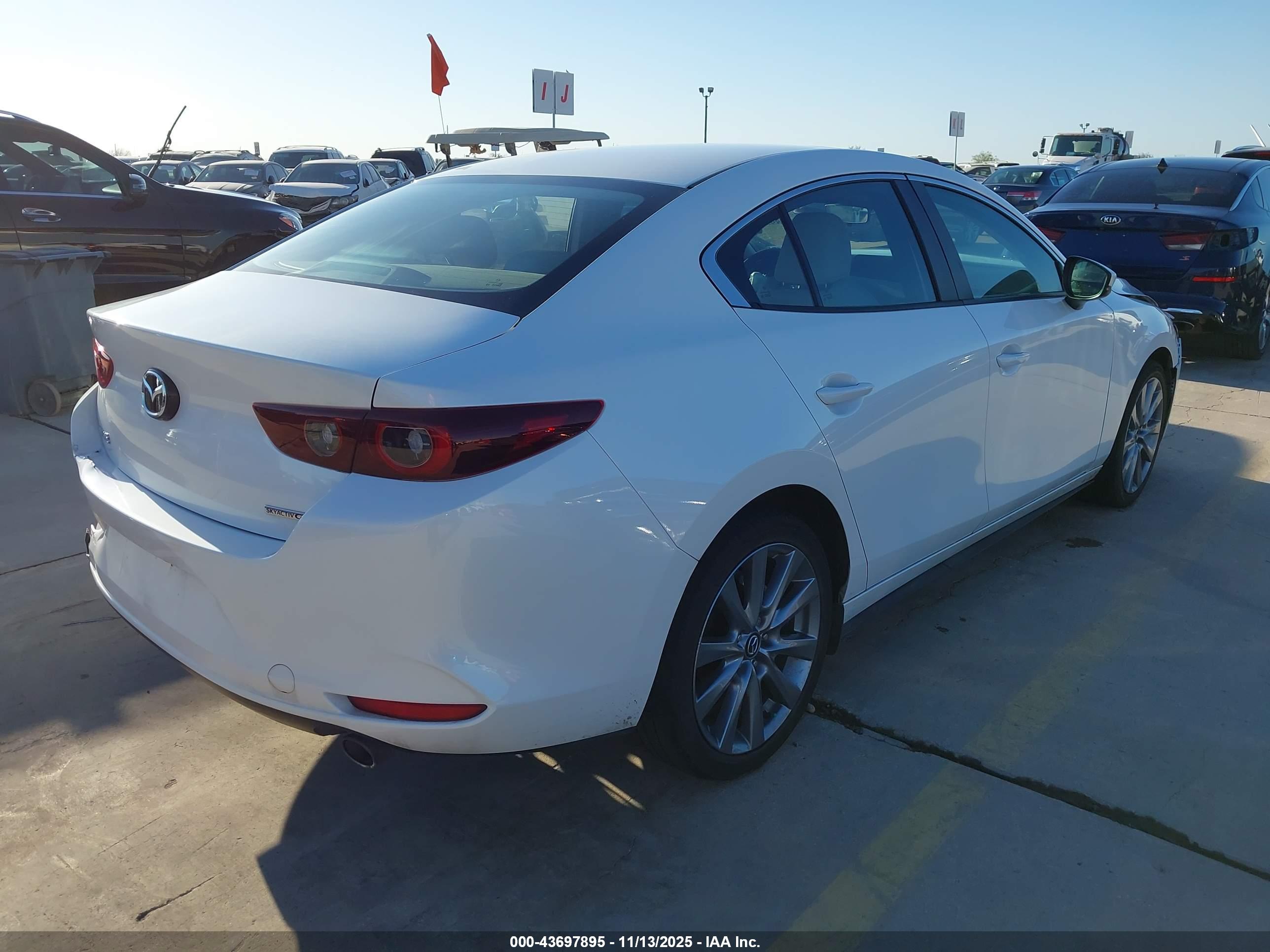 MAZDA MAZDA3 image 4