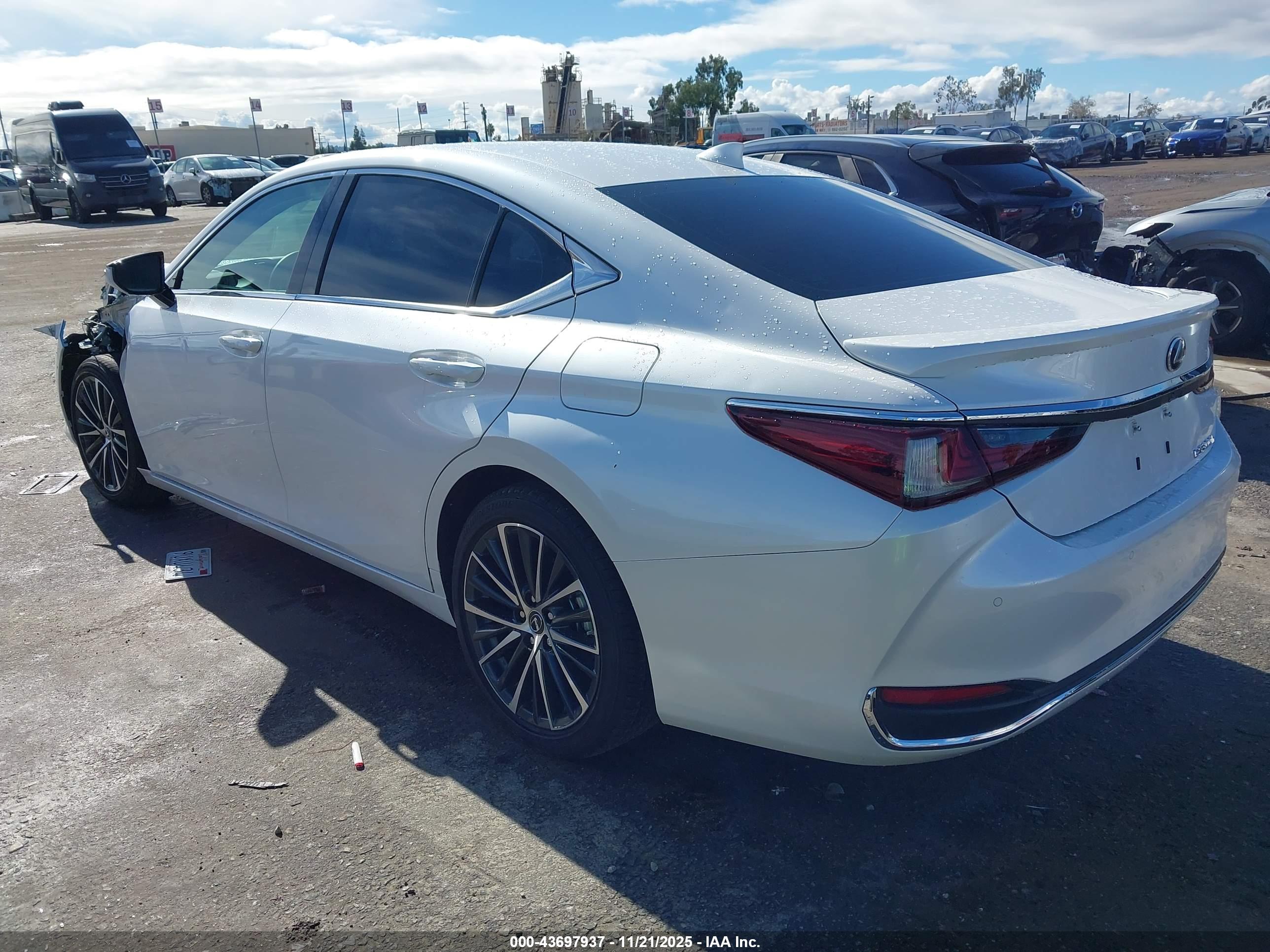 LEXUS ES image 3