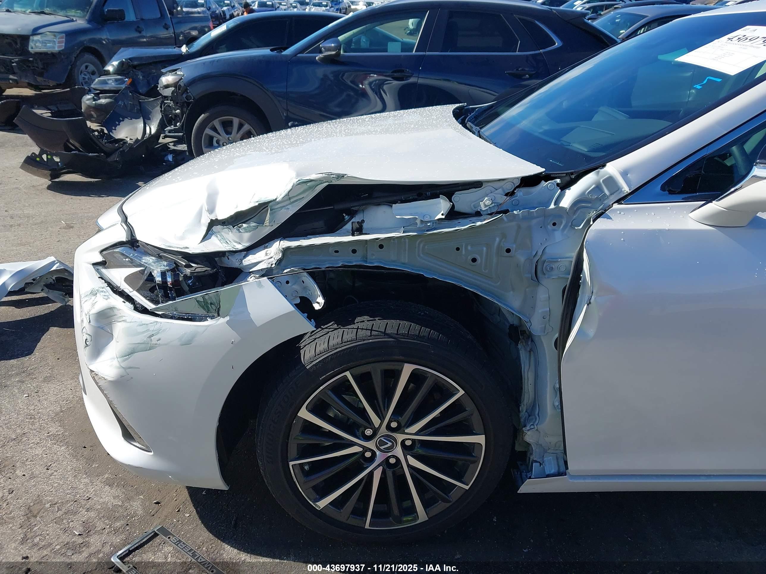 LEXUS ES image 6