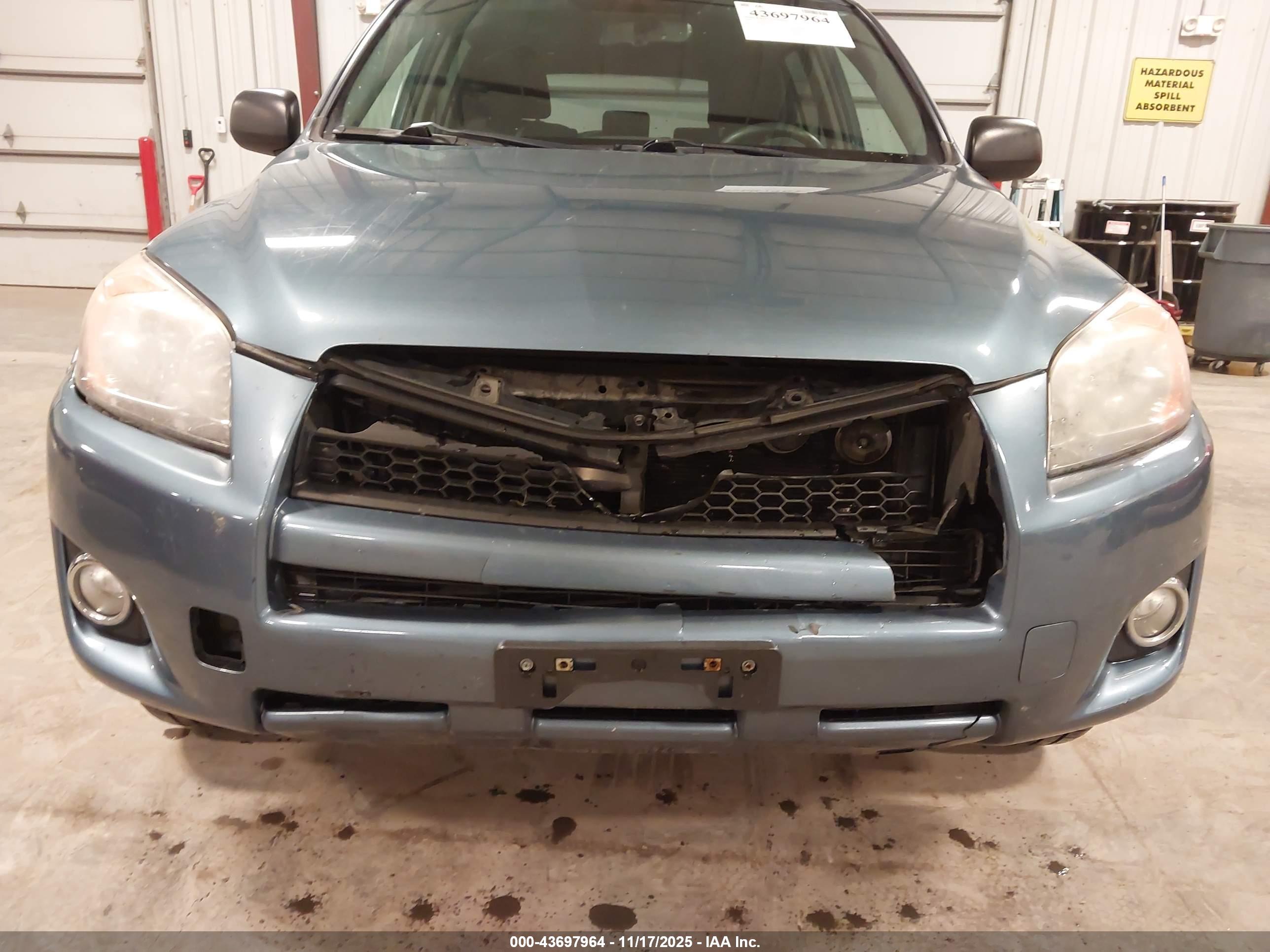 TOYOTA RAV4 image 6