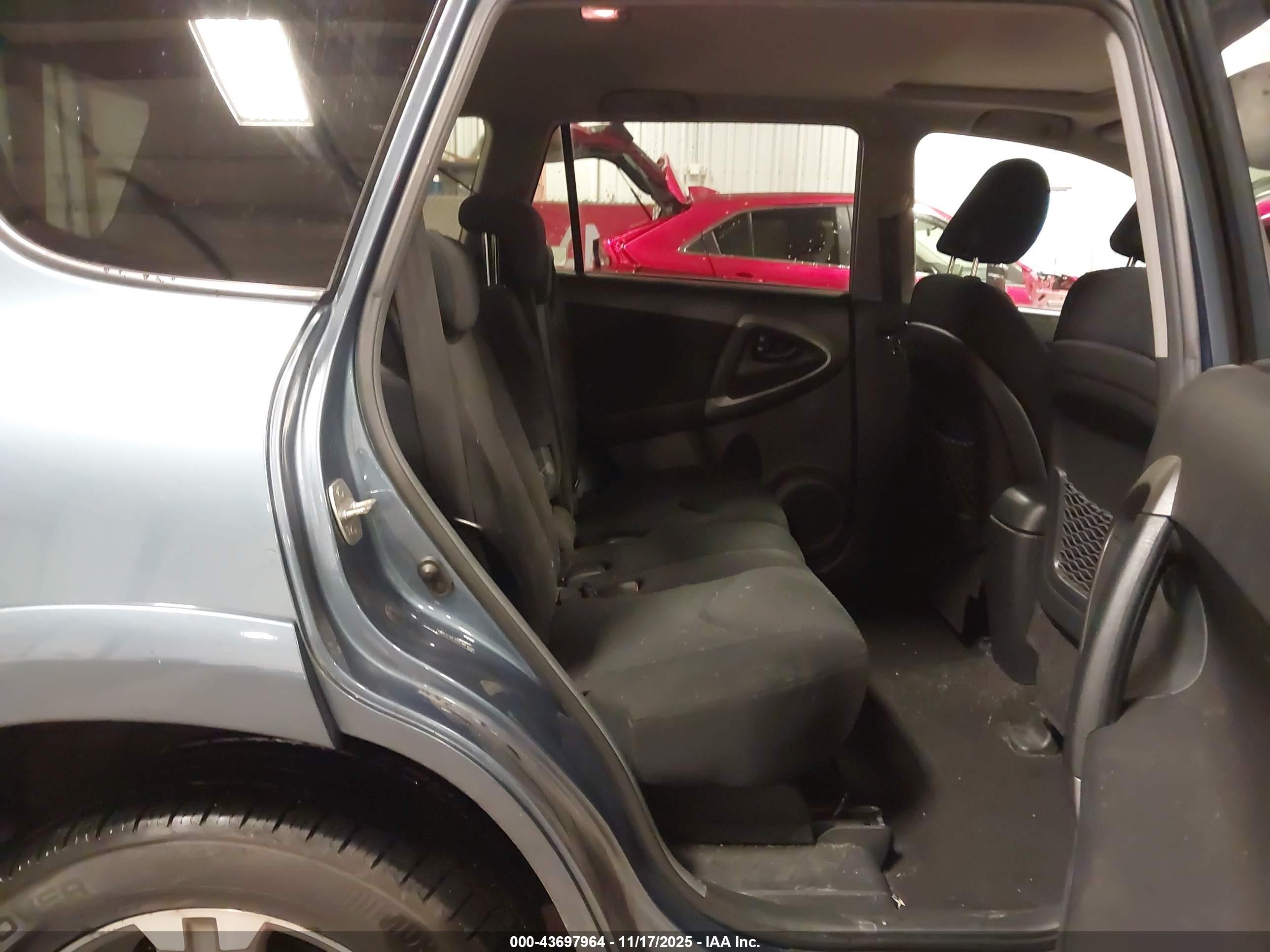 TOYOTA RAV4 image 8