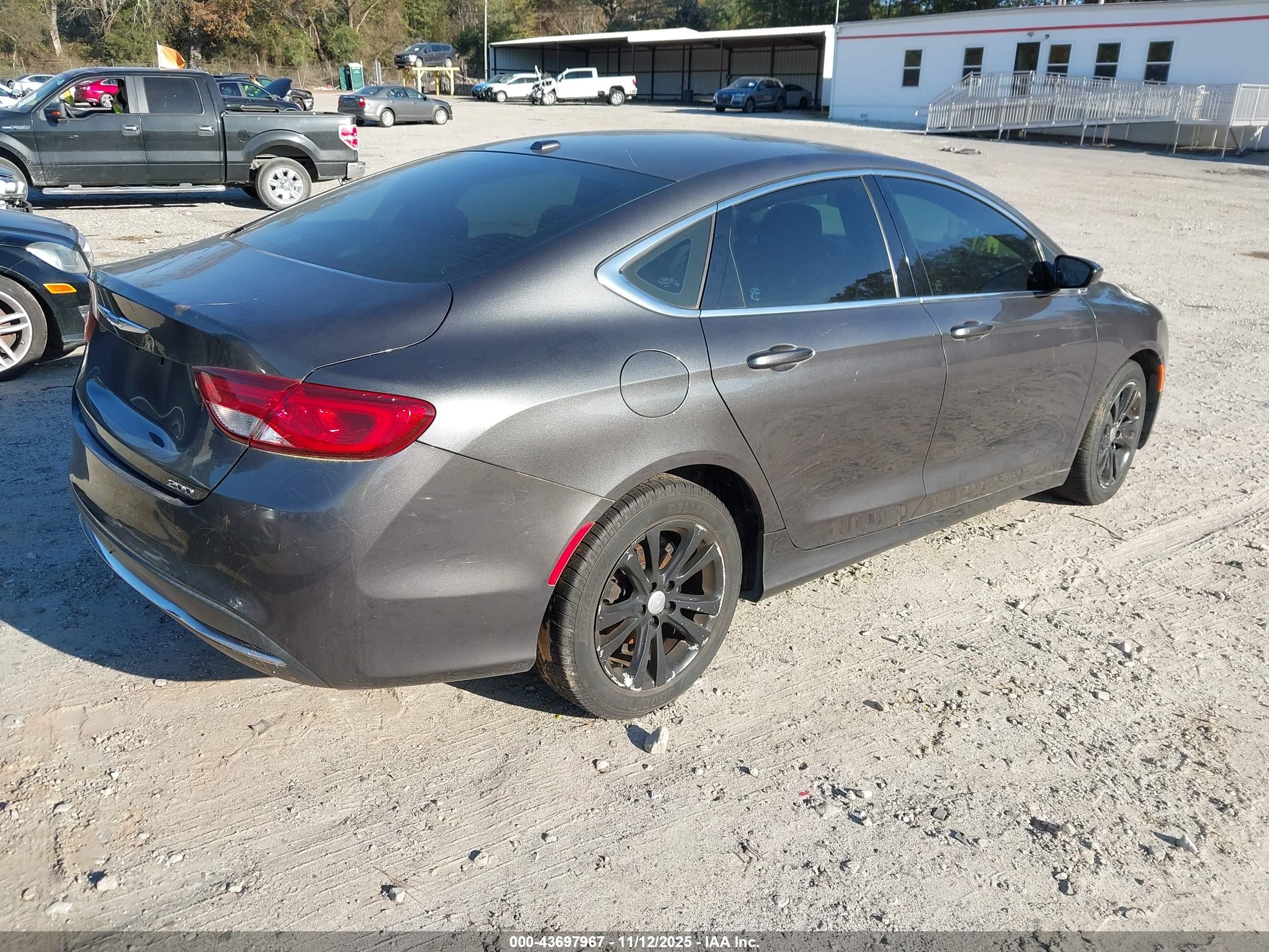 CHRYSLER 200 image 4