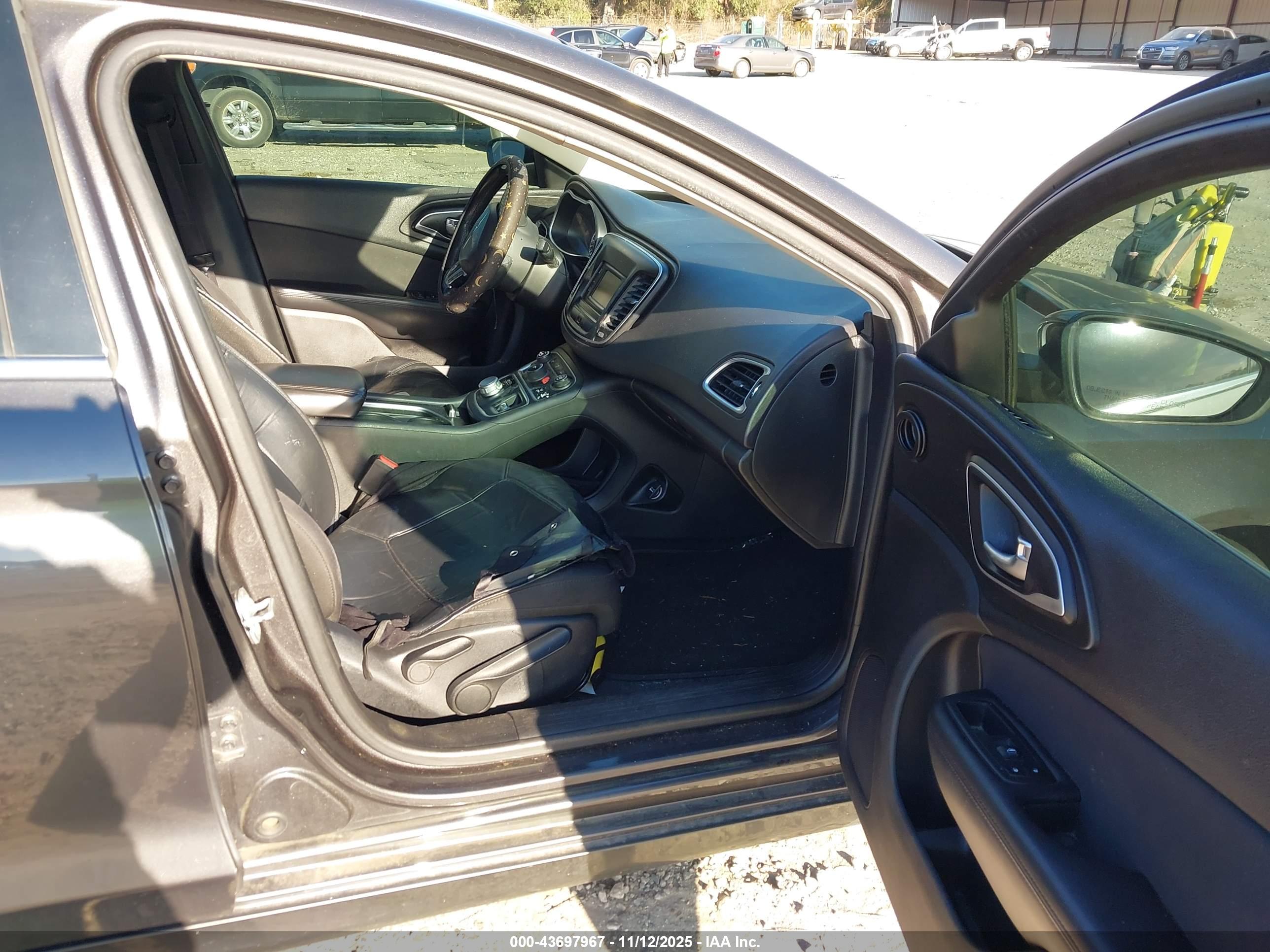 CHRYSLER 200 image 5