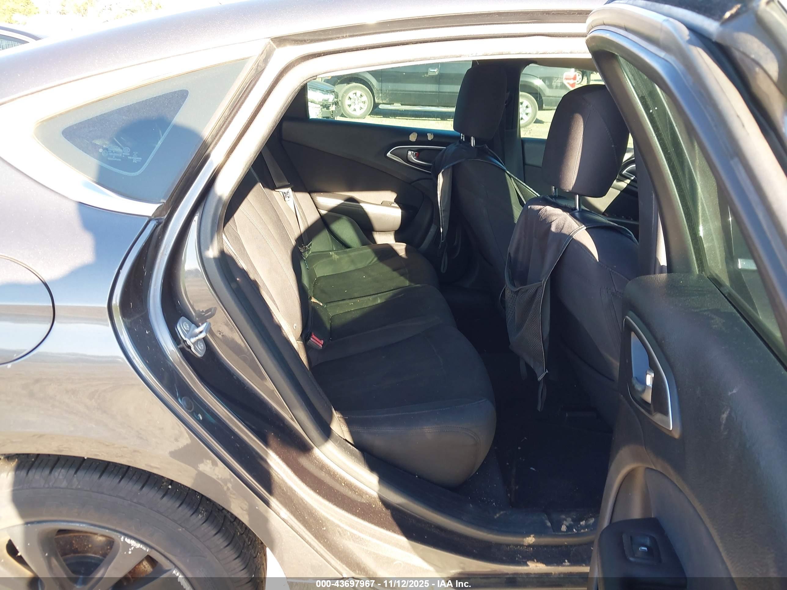 CHRYSLER 200 image 8