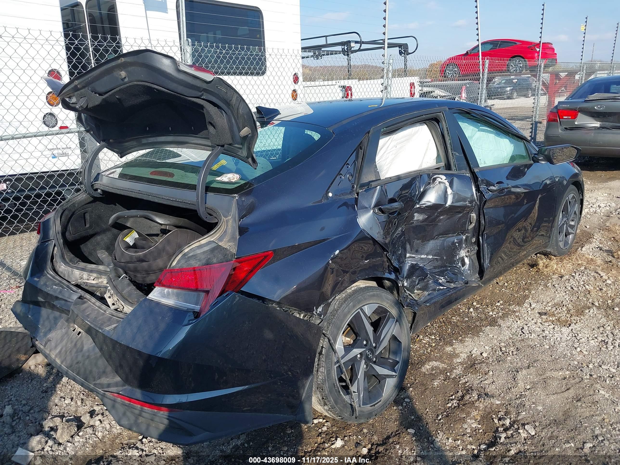 HYUNDAI ELANTRA image 4
