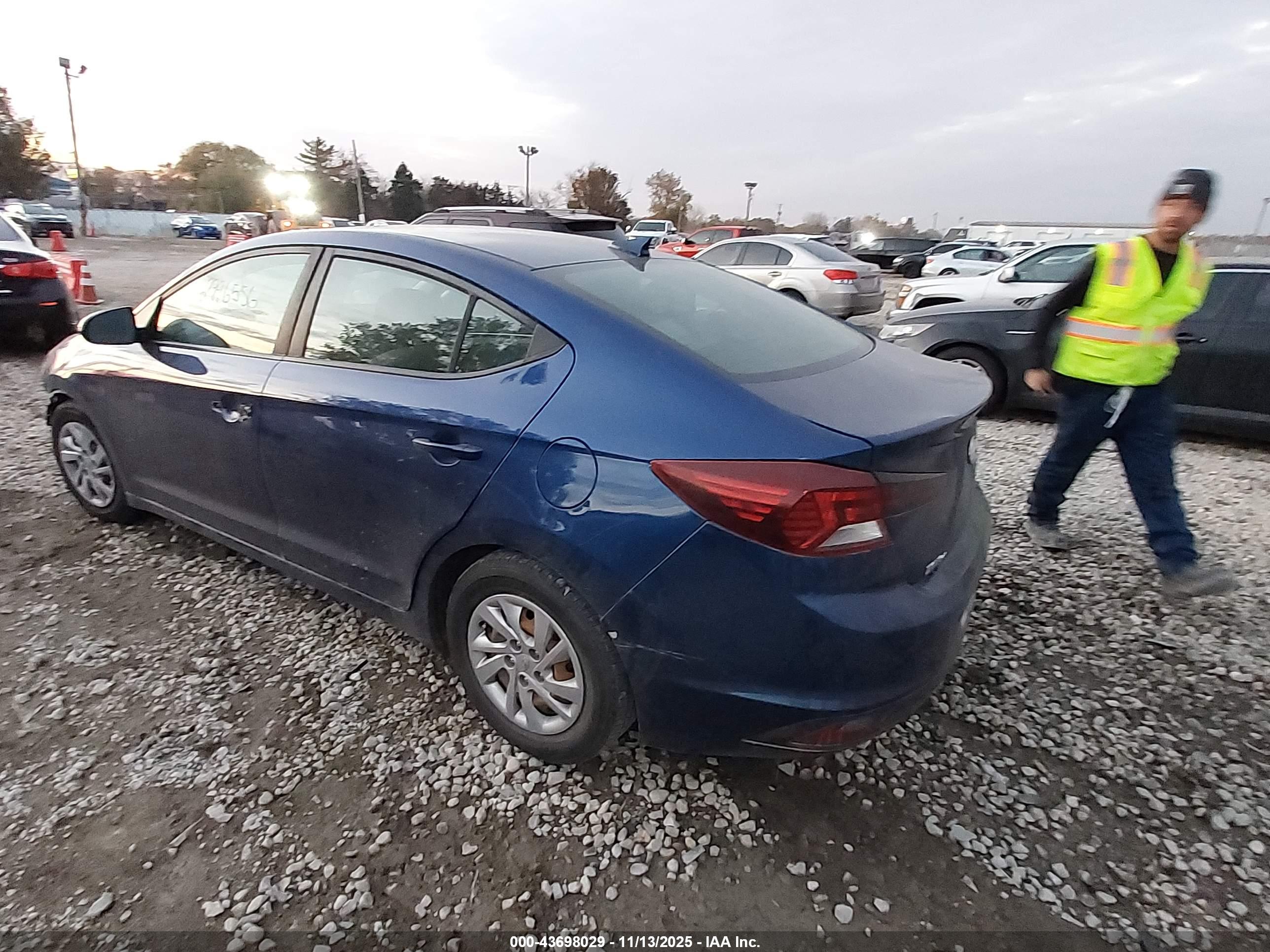 HYUNDAI ELANTRA image 3