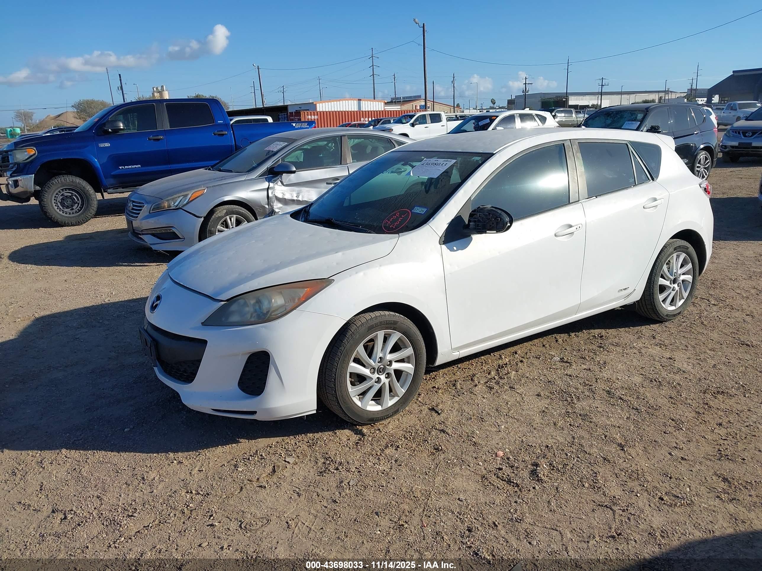 MAZDA MAZDA3 image 2