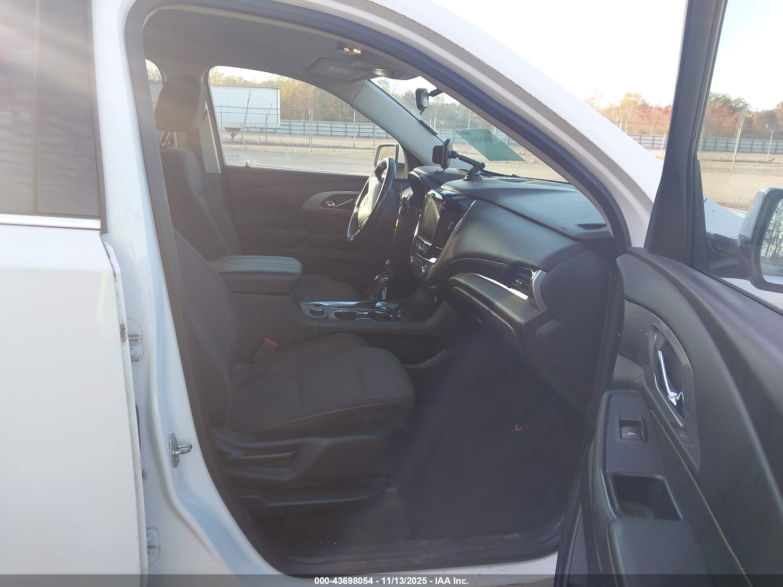 CHEVROLET TRAVERSE image 5