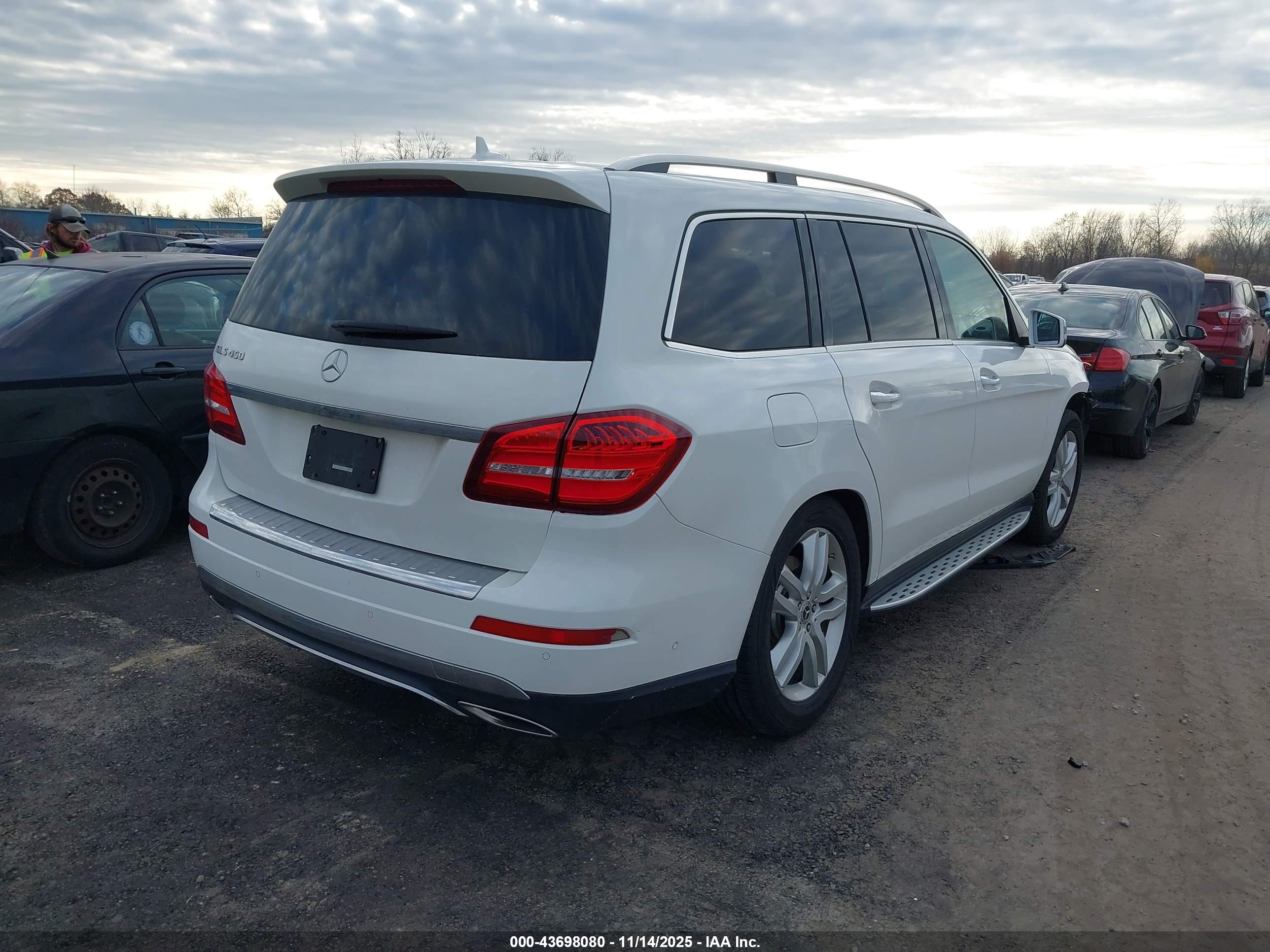 MERCEDES-BENZ GLS image 4