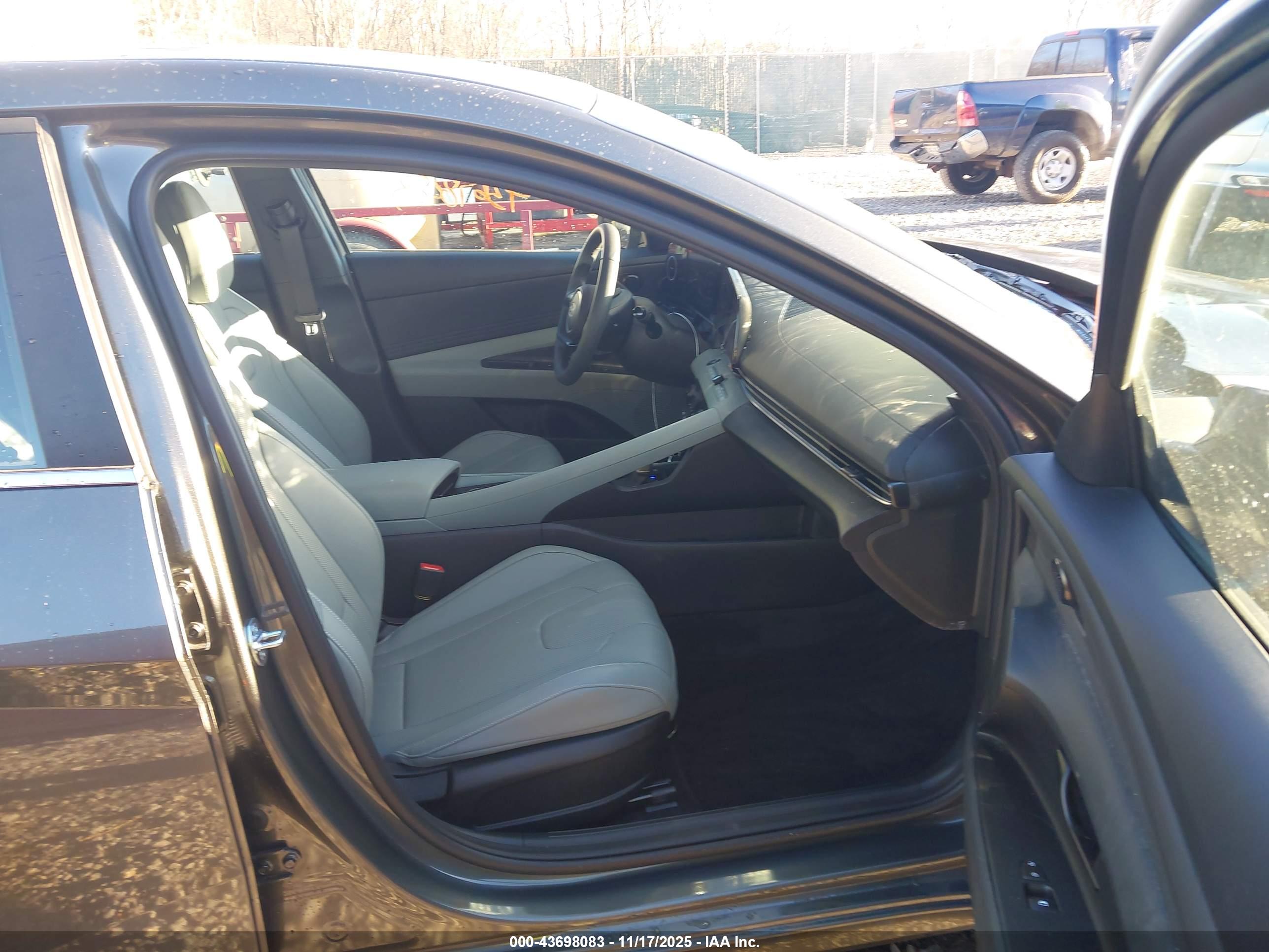 HYUNDAI ELANTRA image 5