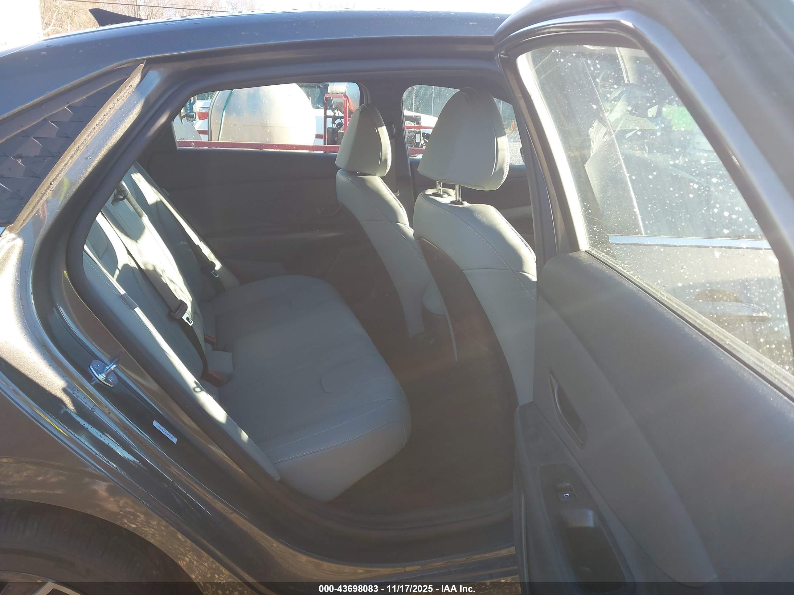 HYUNDAI ELANTRA image 8