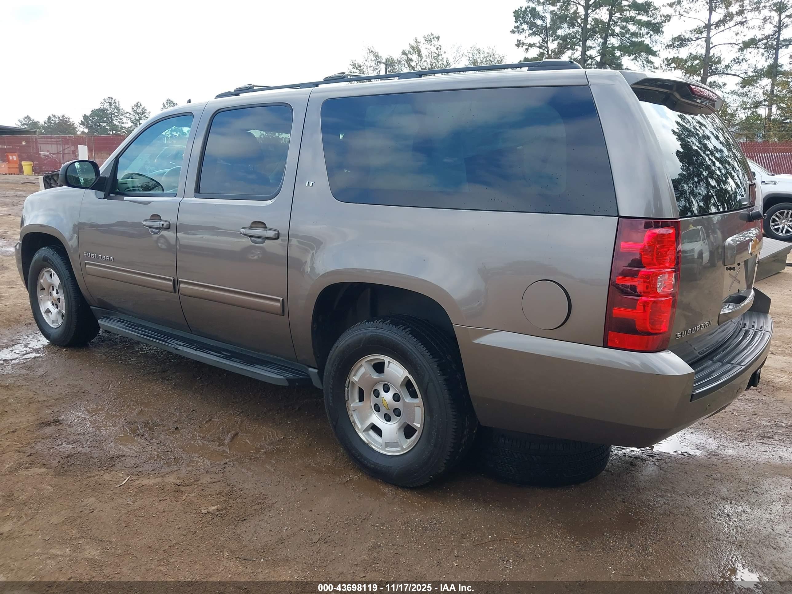 CHEVROLET SUBURBAN image 3