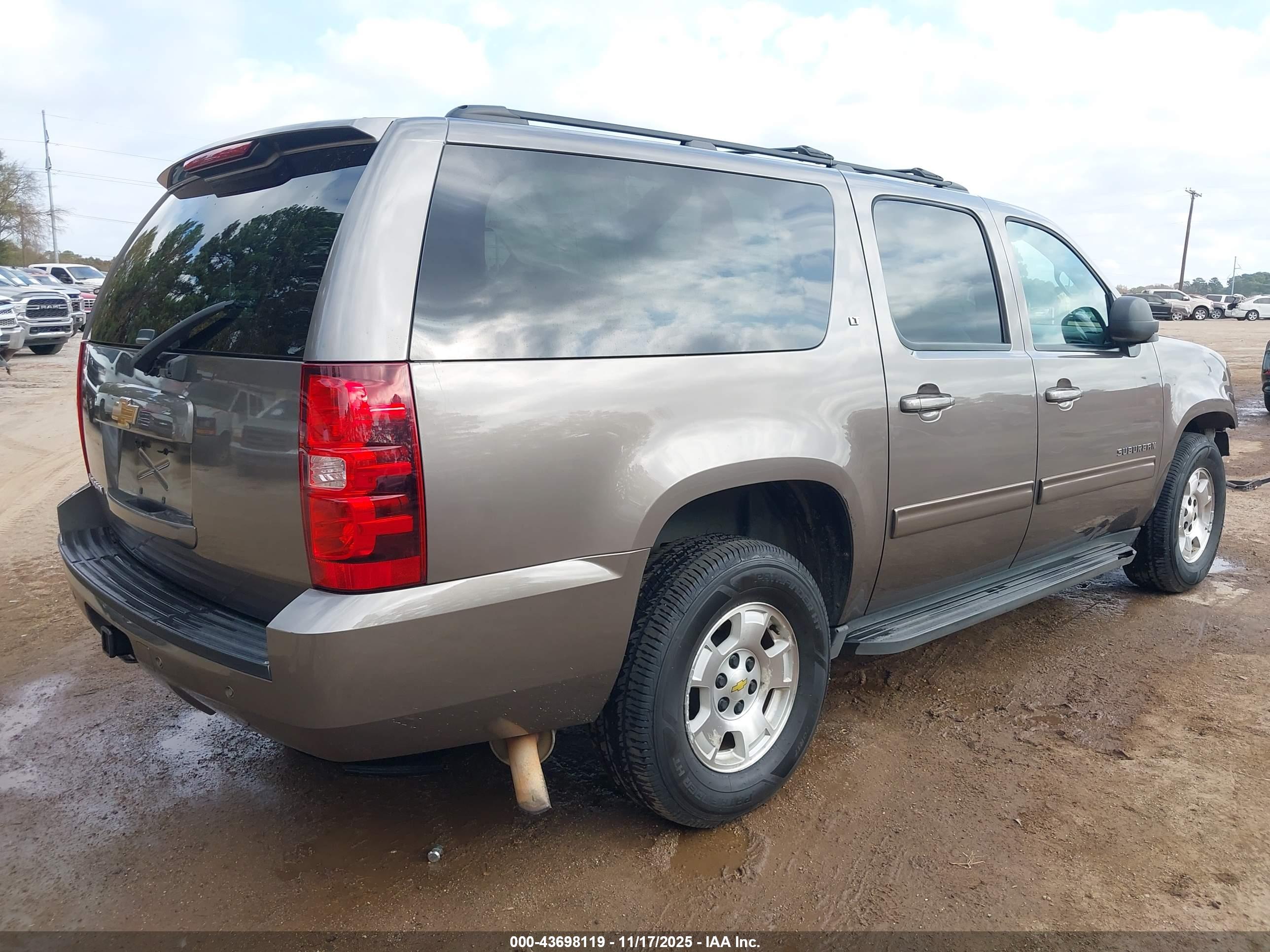 CHEVROLET SUBURBAN image 4