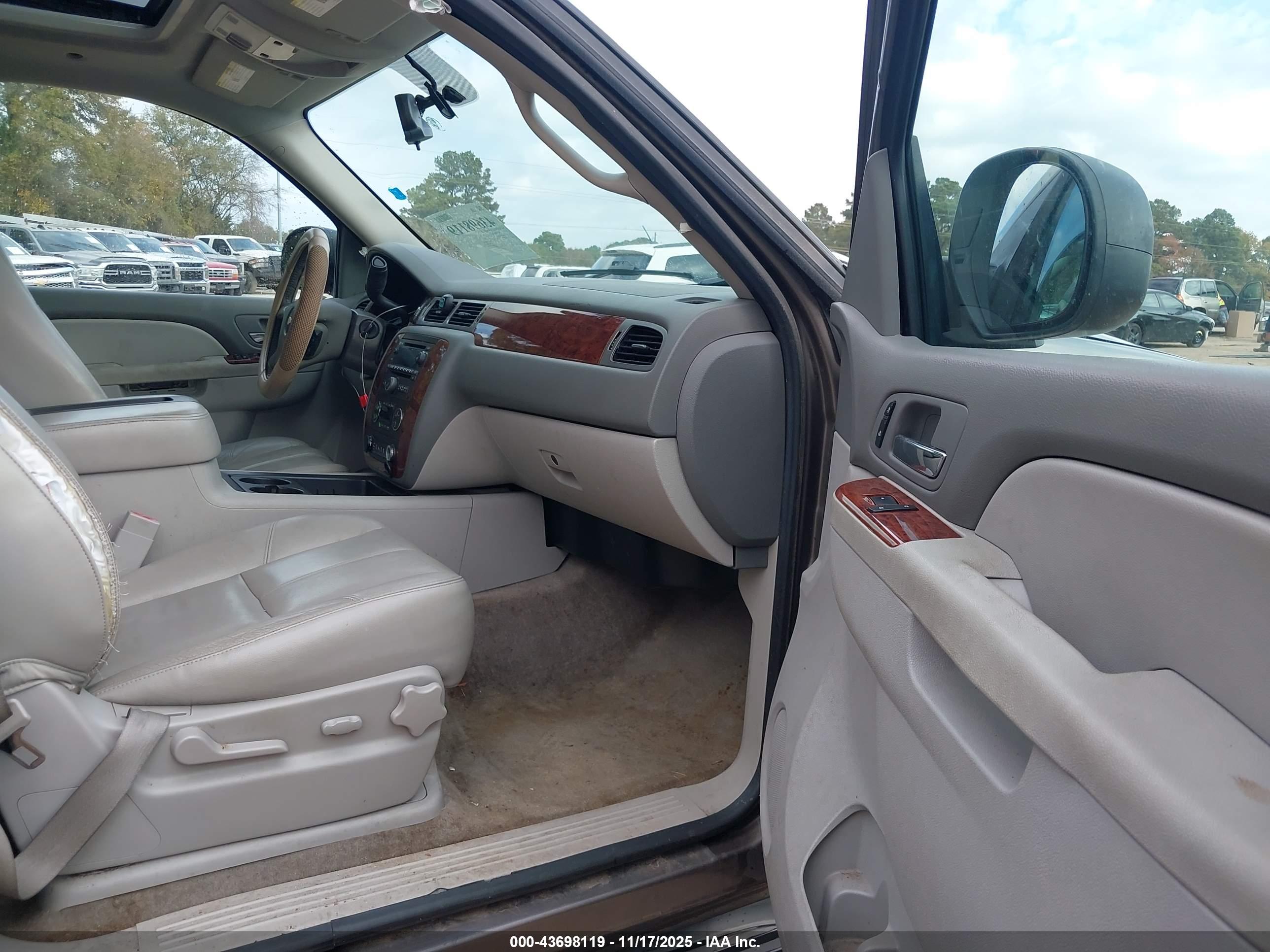 CHEVROLET SUBURBAN image 5