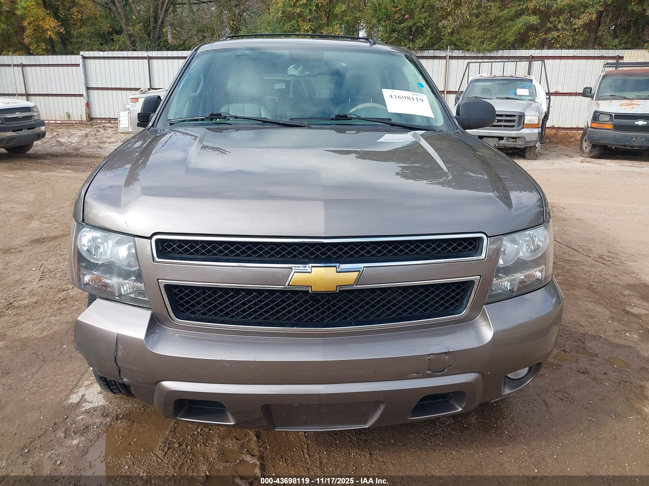 CHEVROLET SUBURBAN image 6